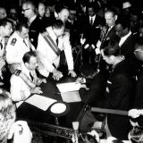 50 años de testimonio gráfico en Guinea Ecuatorial. Desde el 5 de diciembre en Malabo y Bata. En la foto, momento de la firma de independencia