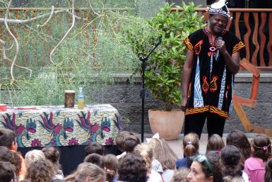 Los cuentos de Boniface Ofogo llenan el patio de Casa África