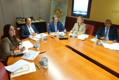 En la imagen, tres de los cónsules convocados acompañados por la secretaria y el director general de Casa África