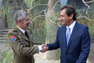 El General Alfonso García-Vaquero Prada visitó Casa África y le obsequió con un plantón de baobab traído desde Mali, donde dirigió la Misión Europea de Entrenamiento EUTM-Mali
