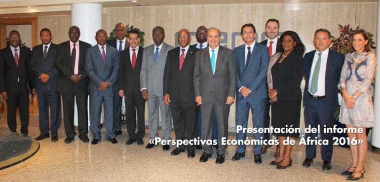 Presentación del informe AEO en Madrid que contó con la presencia de los embajadores en España de Gabón, Gambia, Ghana, Kenia, Mozambique y Sudáfrica, además del director de la AECID, Luis Tejada; varios representantes del MAEC, entre ellos el Director General Relaciones Económicas Internacionales, Javier Sangro; y representantes del Ministerio de Economía y Competitividad.