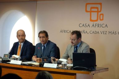 En la foto, el director general de Casa África, Luis Padrón (c), junto al director adjunto del Centro de Desarrollo de la OCDE, Federico Bonaglia (d), y el consejero de Economía, Industria, Comercio y Conocimiento del Gobierno de Canarias, Pedro Ortega (i).
