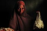 El retrato de una vendedora de jazmines egipcia gana «Objetivo África»