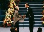Gordimer, en el momento de recibir el Nobel [1991]