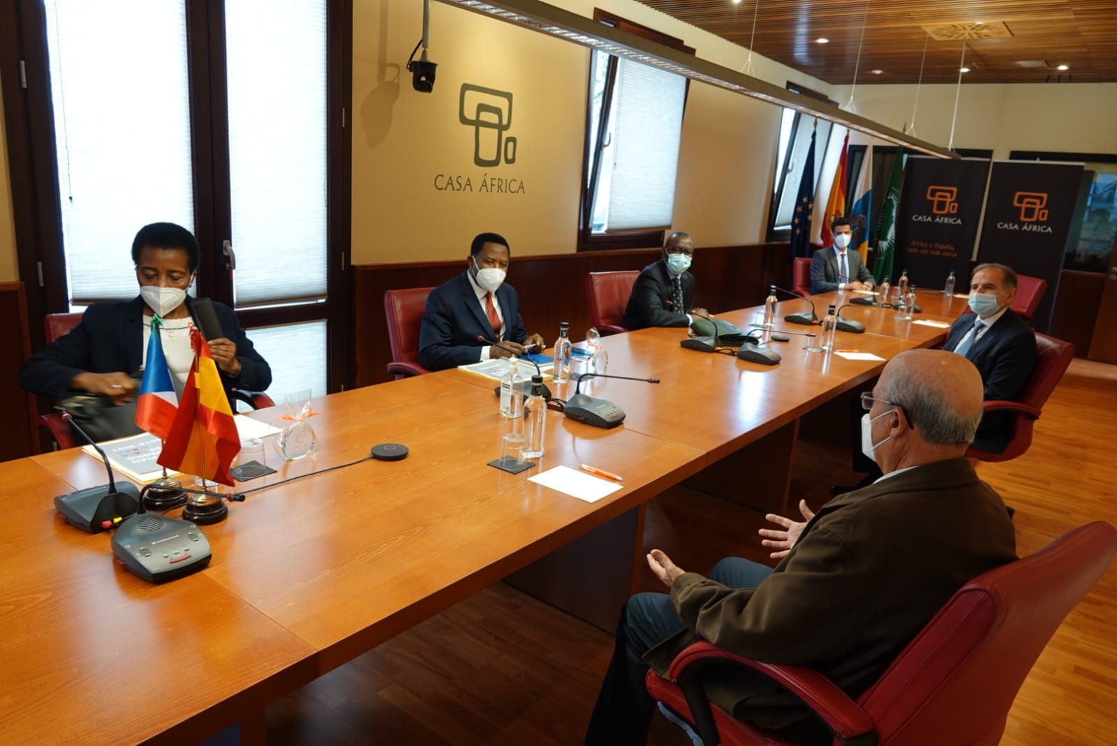 El embajador de Guinea Ecuatorial en España visita Casa África. Aquí la delegación en la Sala del Consejo de Casa África, donde conocieron los programas de la institución.