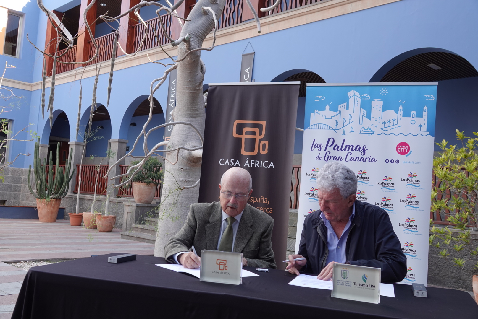 José Segura y Pedro Quevedo firmando el PGA en el patio de Casa África