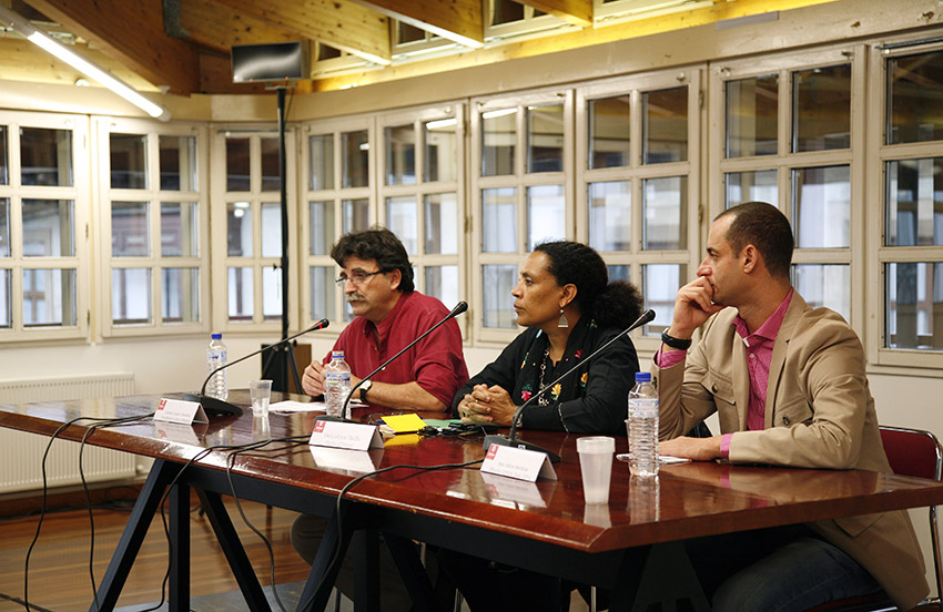 3. Conferencia: Antonio Lozano (coodinador 'Letras Africanas', izq.), Véronique Tadjo (centro), Juan Jaime (jefe Área de Cultura y Educación de Casa África)