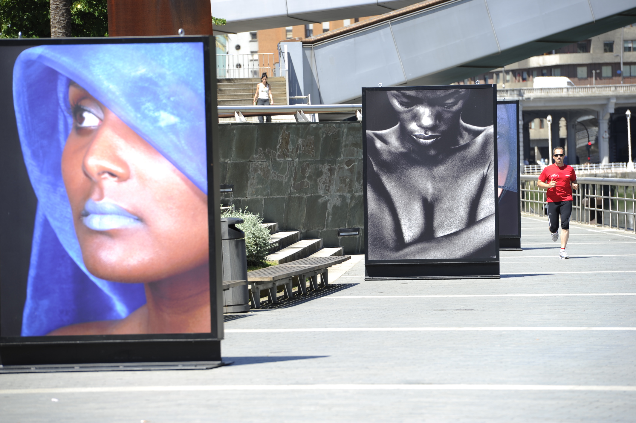 26. Vista de la exposición en calle