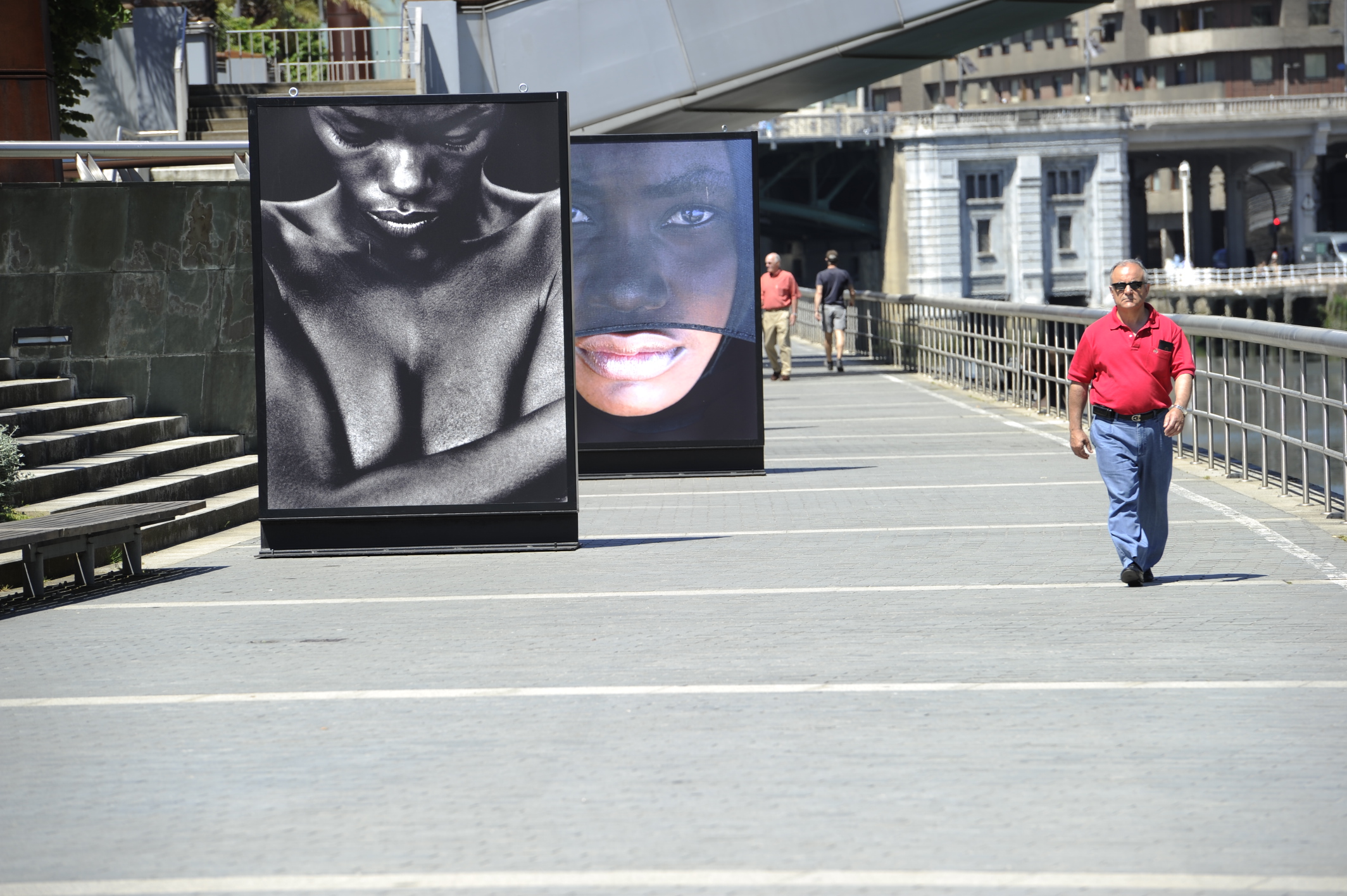 27. Vista de la exposición en calle