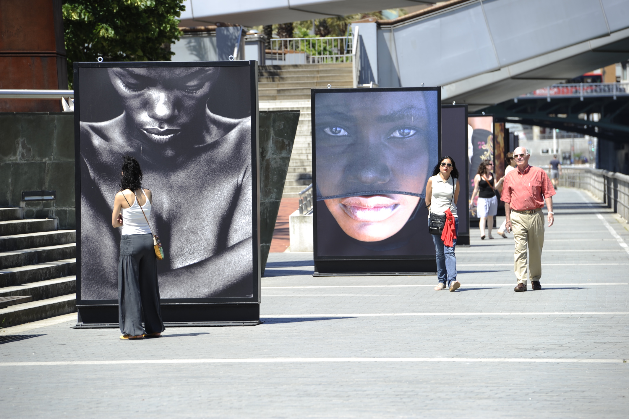 28. Vista de la exposición en calle
