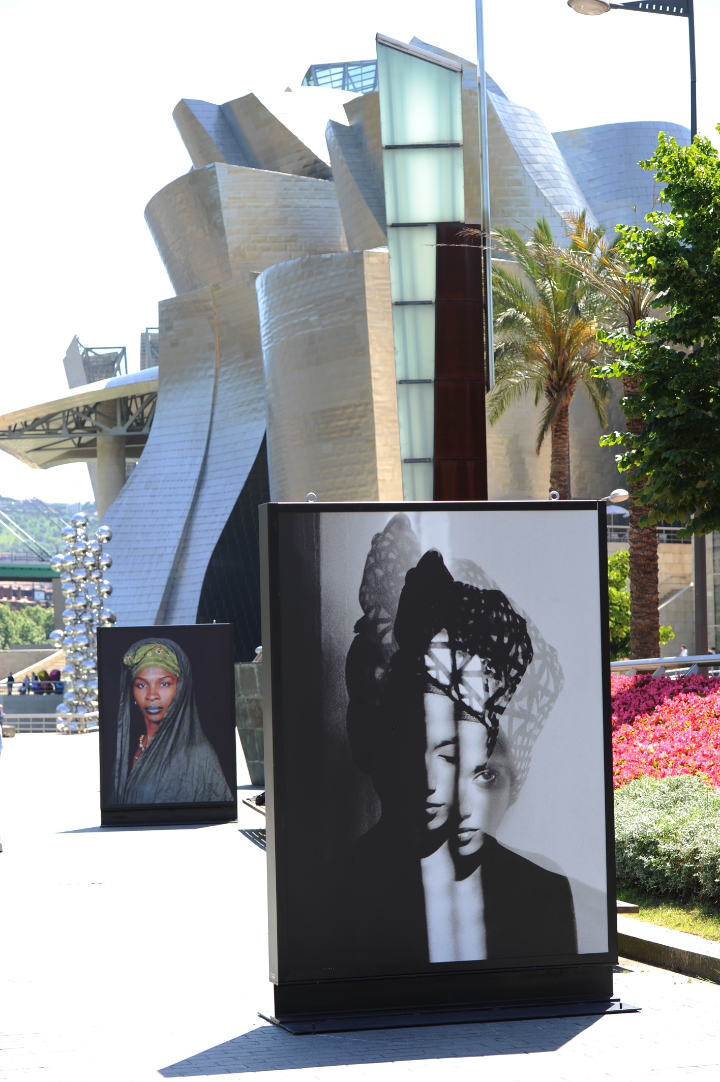 32. Vista de la exposición en calle