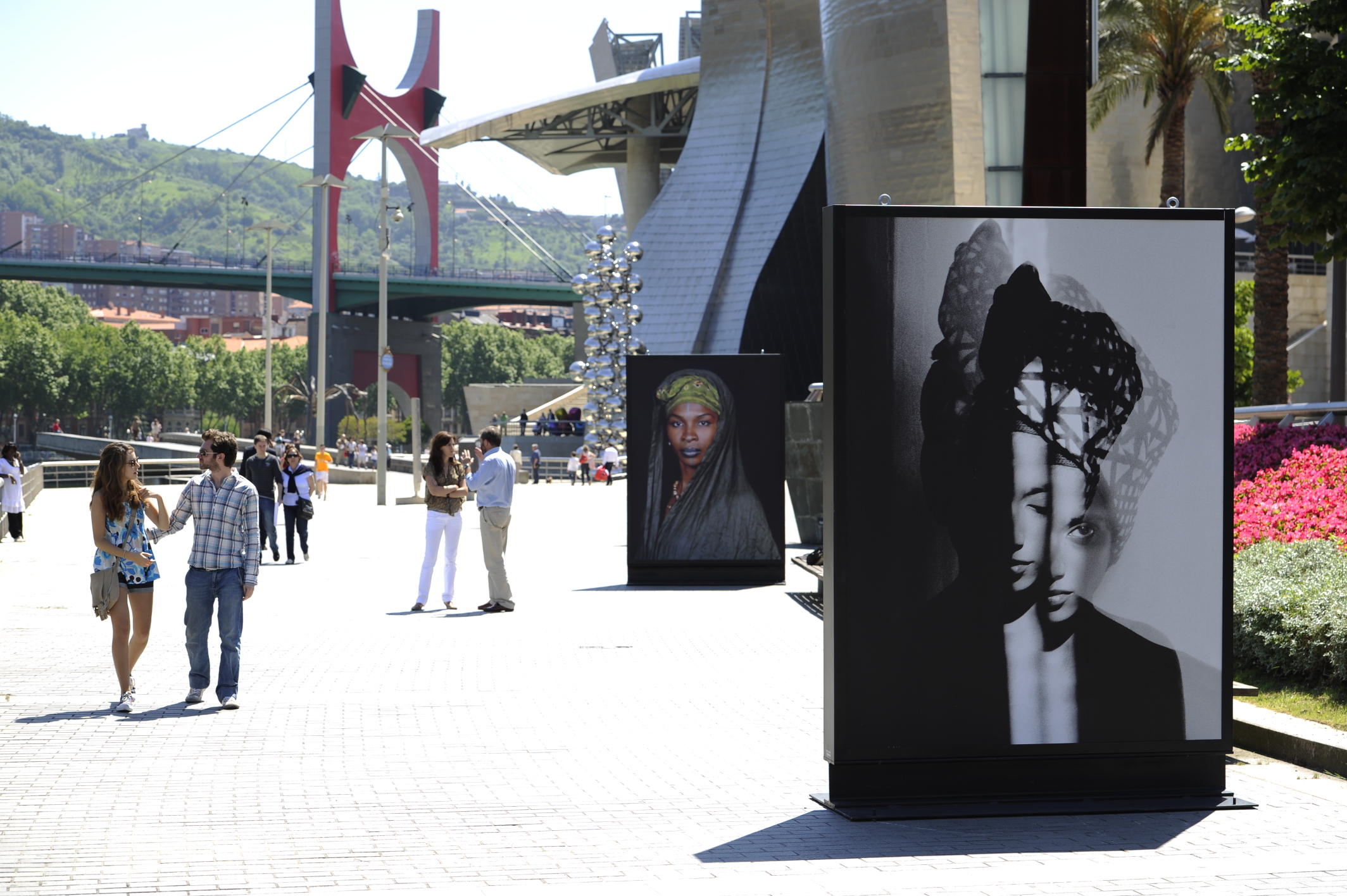 33.  Vista de la exposición en calle