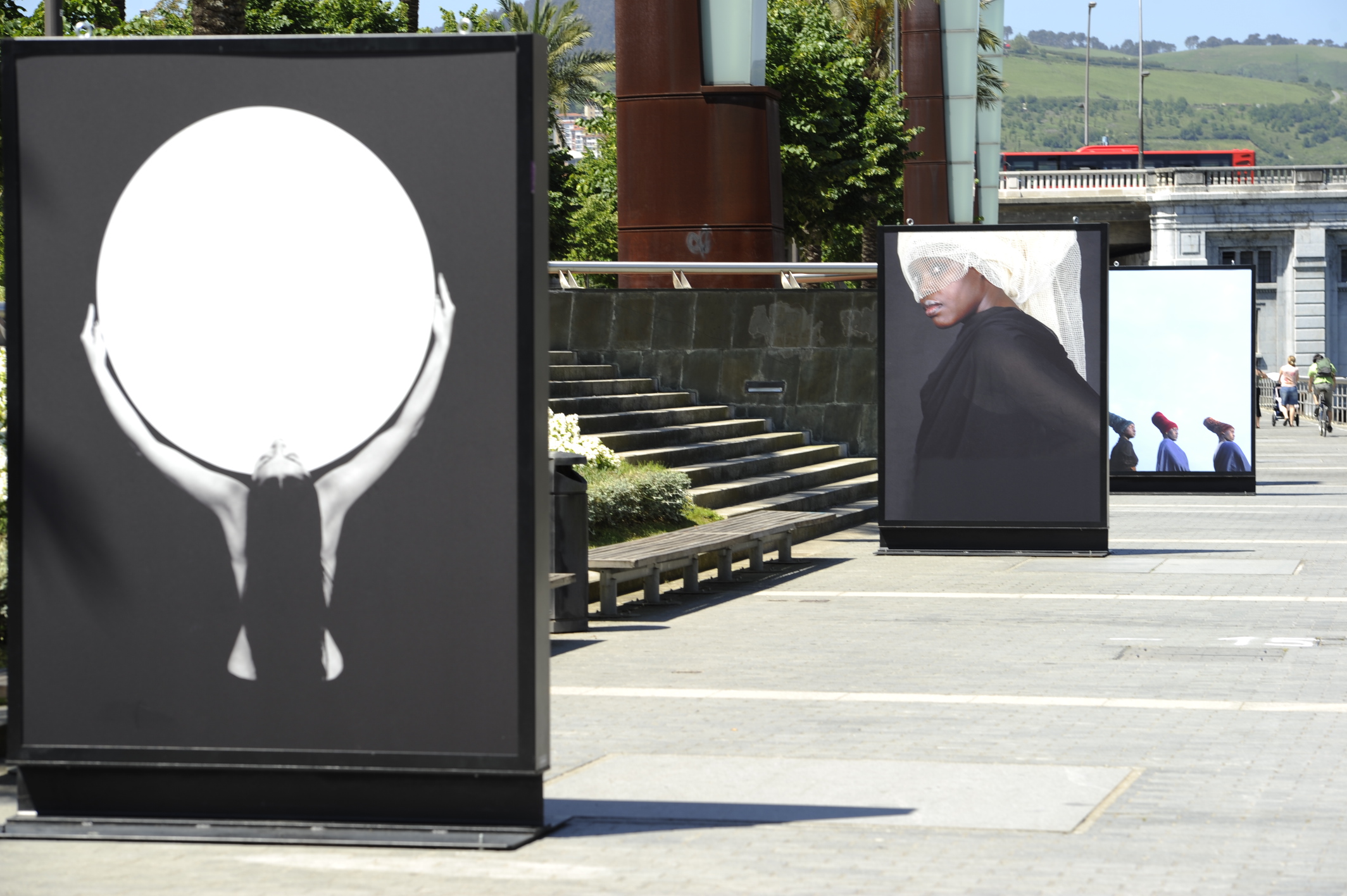 44. Vista de la exposición en calle