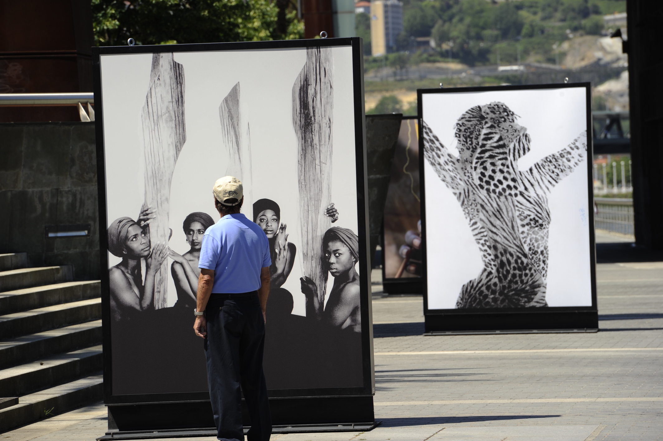 48. Vista de la exposición en calle