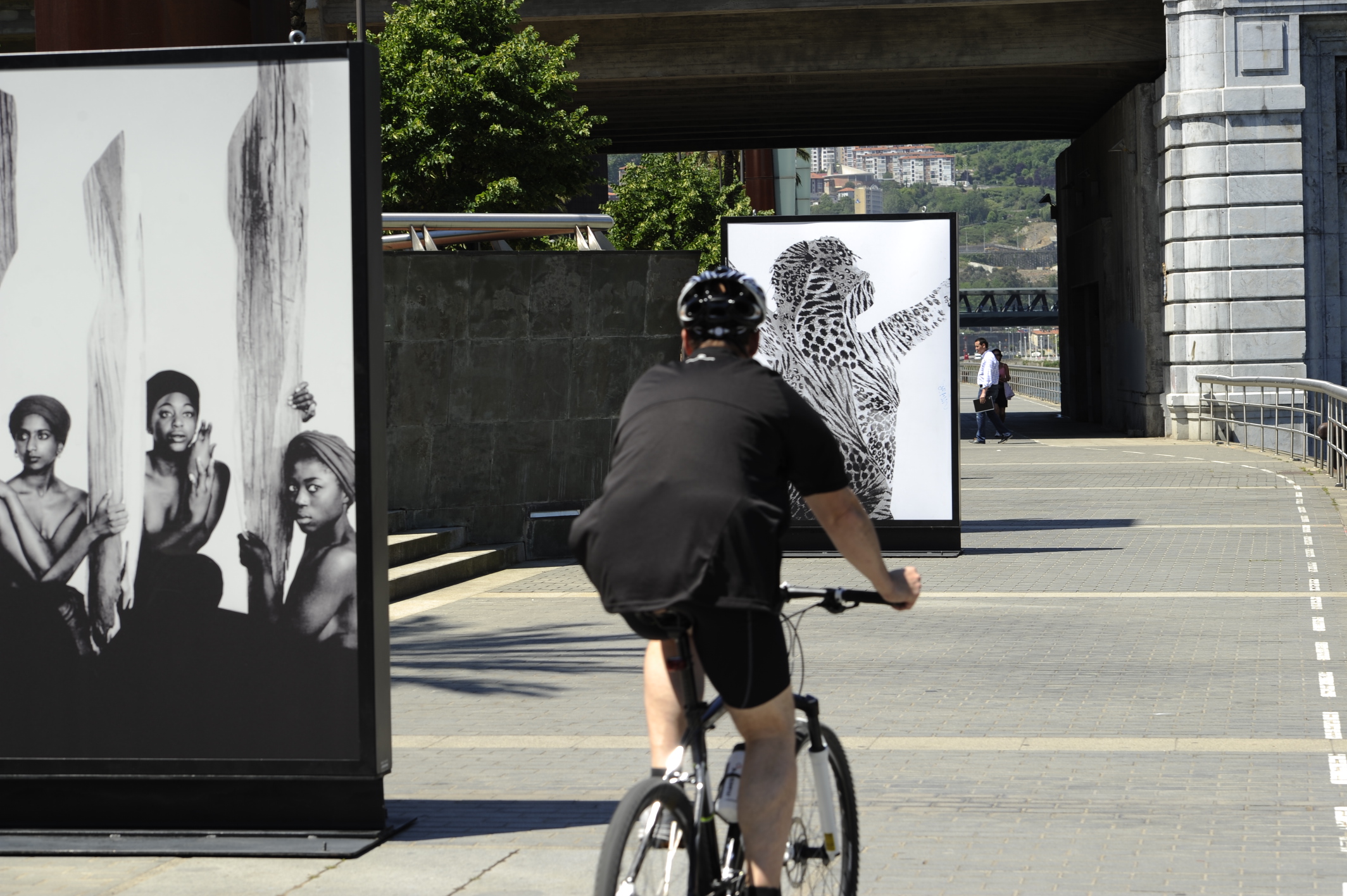 50. Vista de la exposición en calle