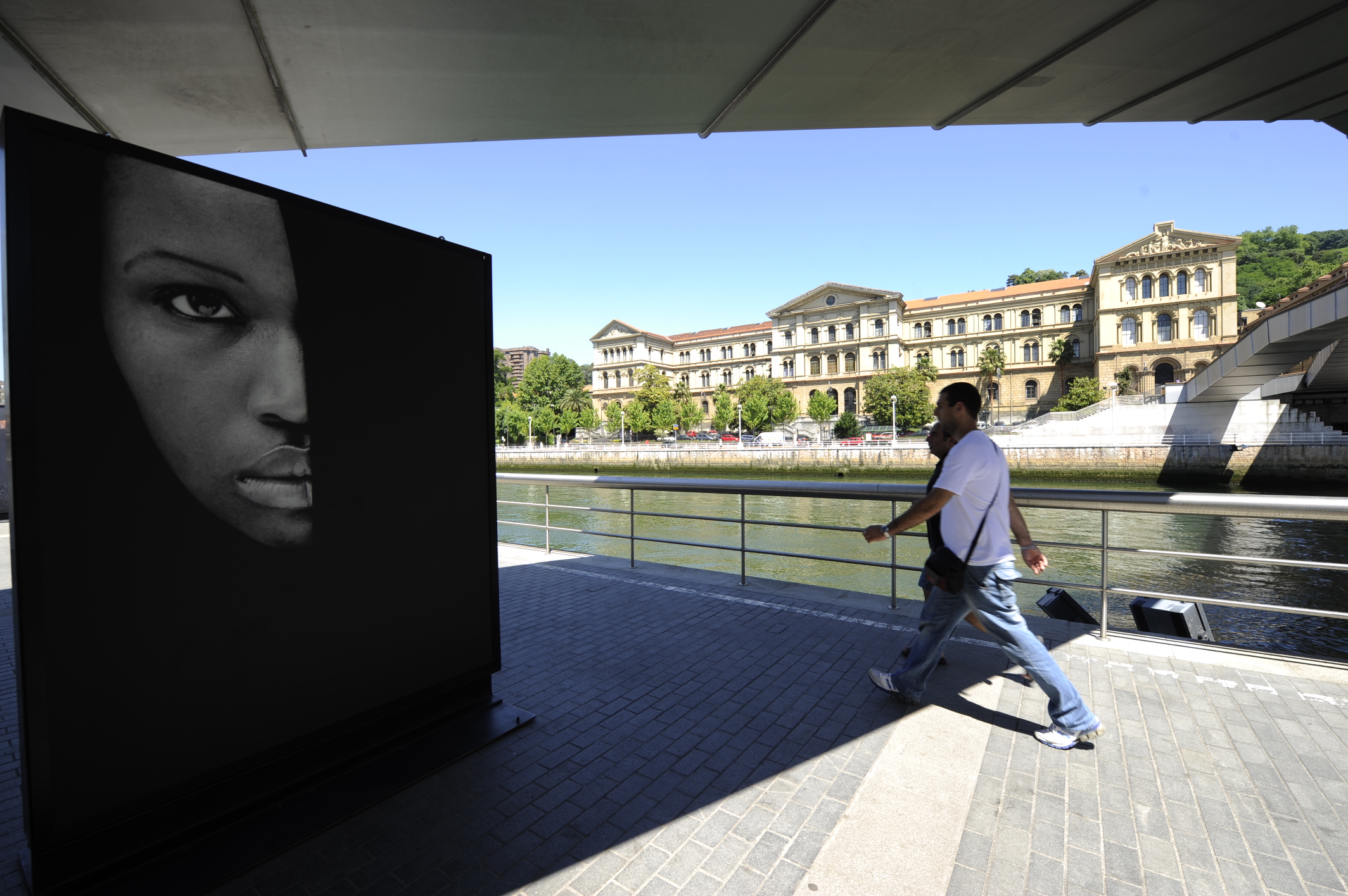 72. Vista de la exposición en calle