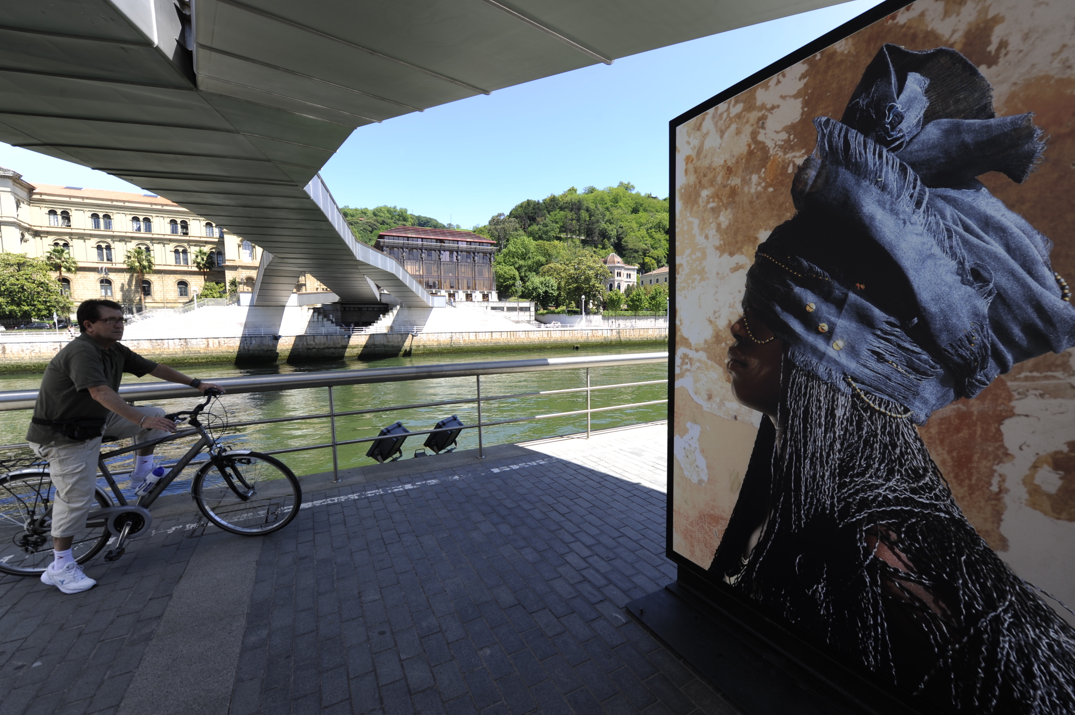 90. Vista de la exposición en calle