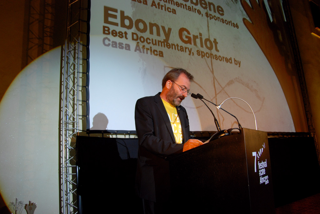 12. Entrega del Griot de Ébano, premio al mejor documental. Entrega Ricardo Martínez, Dtor. Gral. Casa África