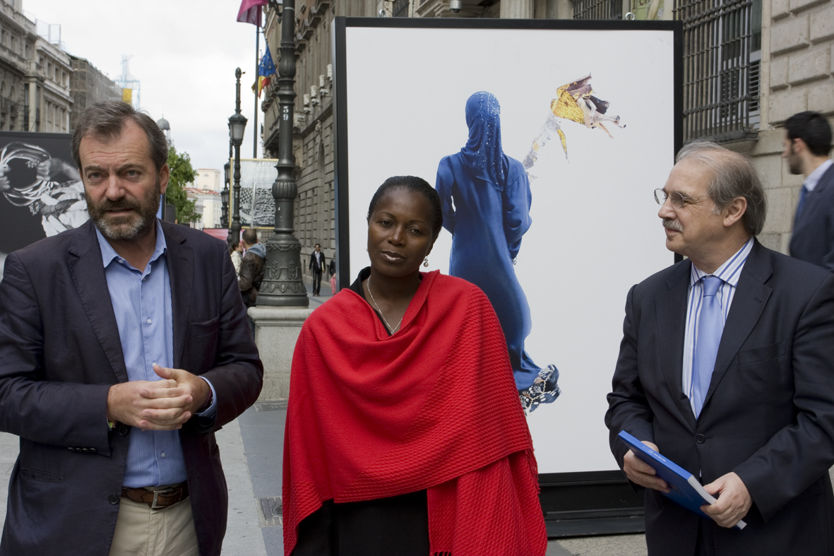 2. De izquierda a derecha: Ricardo Martínez Vázquez. Director General de Casa África, Angèle Etoundi Essamba. Artista