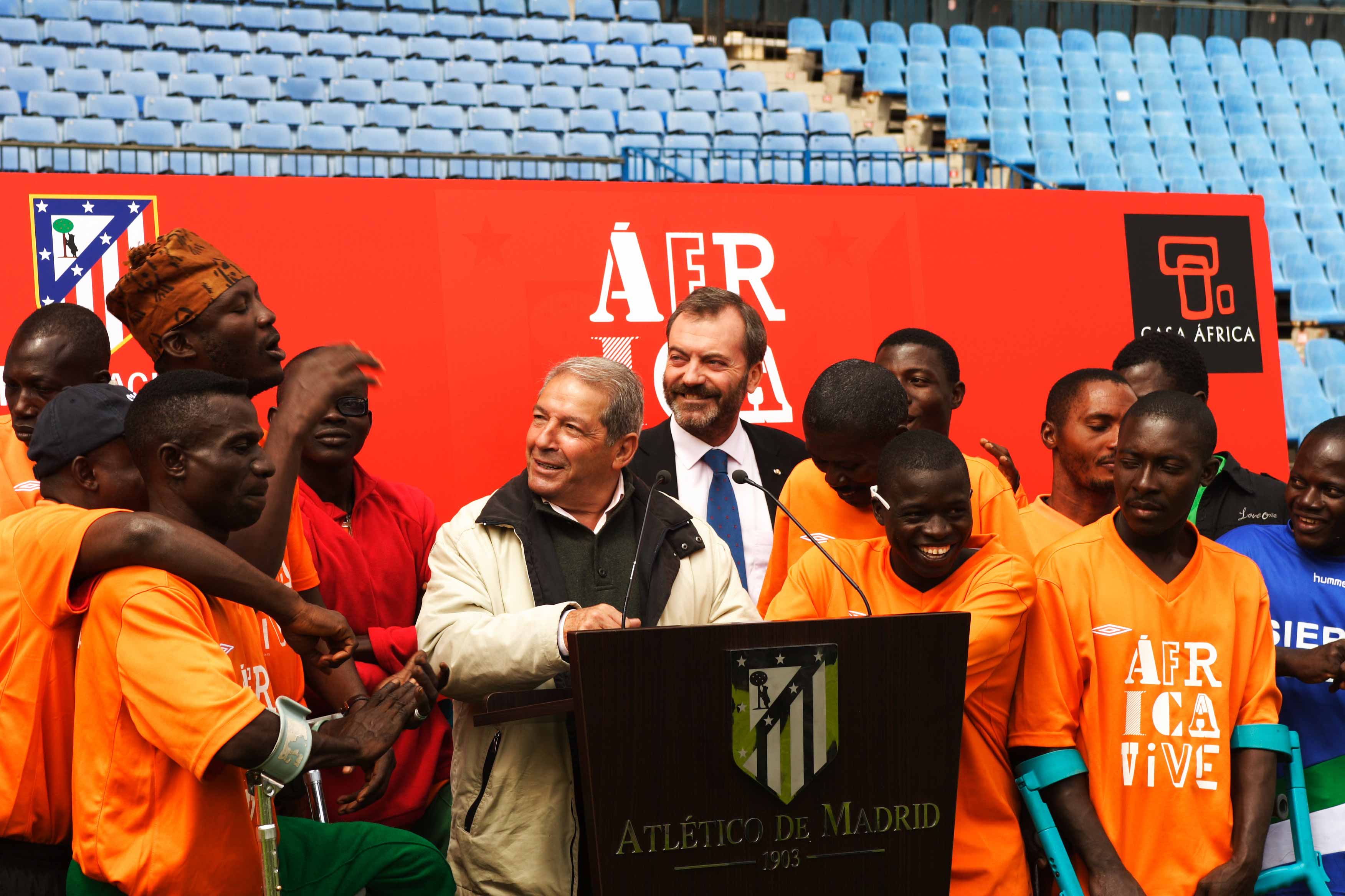1. Ricardo Martínez Vázquez, Director General de Casa África, Enrique Collar, presidente de la fundación Atlético de Madrid con miembros de One Goal en el Estadio Vicente Calderón