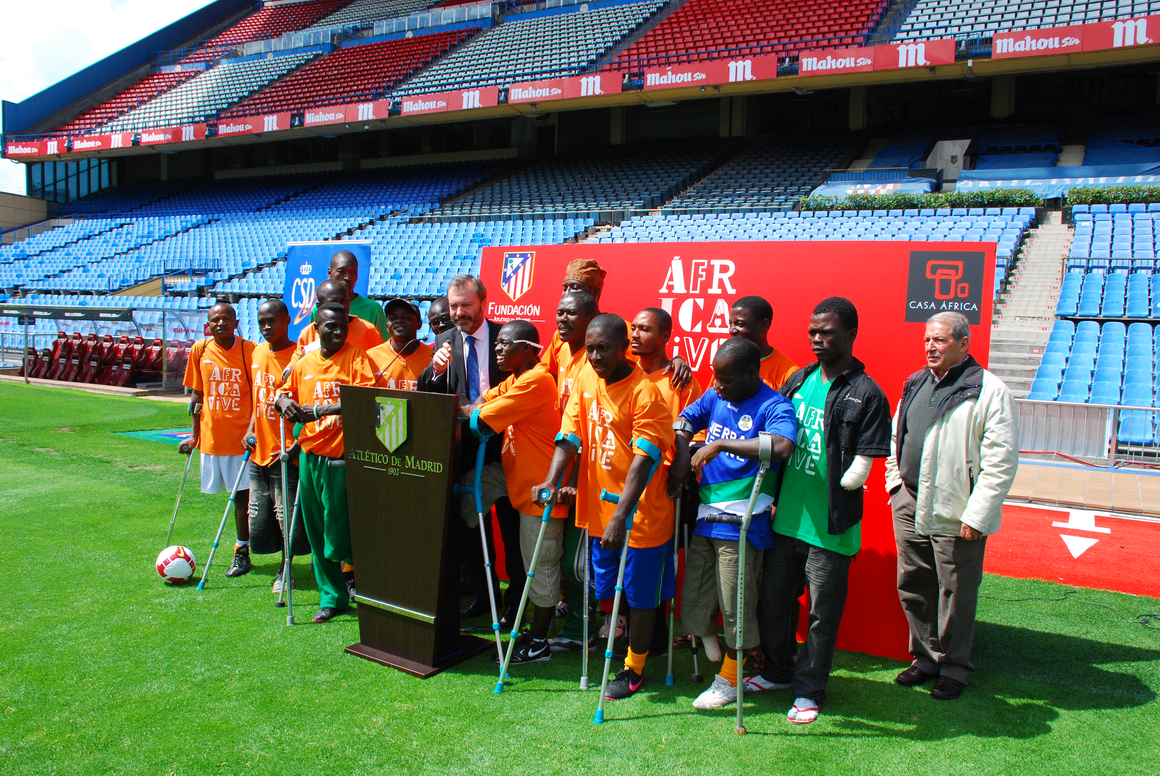 2. Ricardo Martínez Vázquez, Director General de Casa África con miembros de One Goal en el Estadio Vicente Calderón