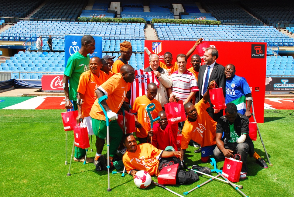 8. Ricardo Martínez Vázquez, Director General de Casa África, Juan Manuel Montilla ‘El Langui’, Enrique Collar, presidente de la fundación Atlético de Madrid con miembros de One Goal en el Estadio Vicente Calderón
