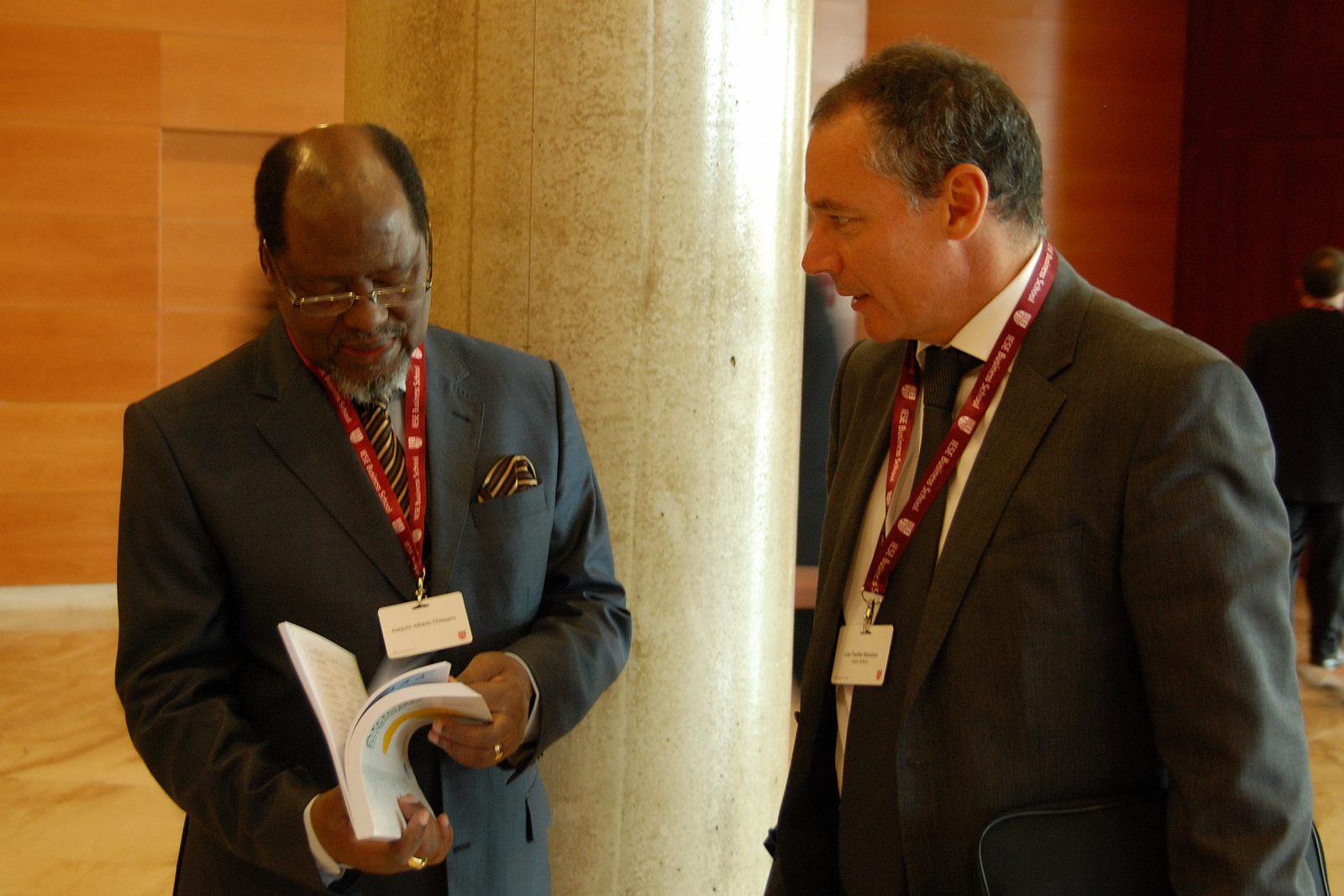 1. Joaquim Alberto Chissano, Segundo presidente de Mozambique. Actualmente preside la Fundación Joaquim Chissano y el Africa Forum y Luis Padilla Macabeo Secretario General  de Casa África
