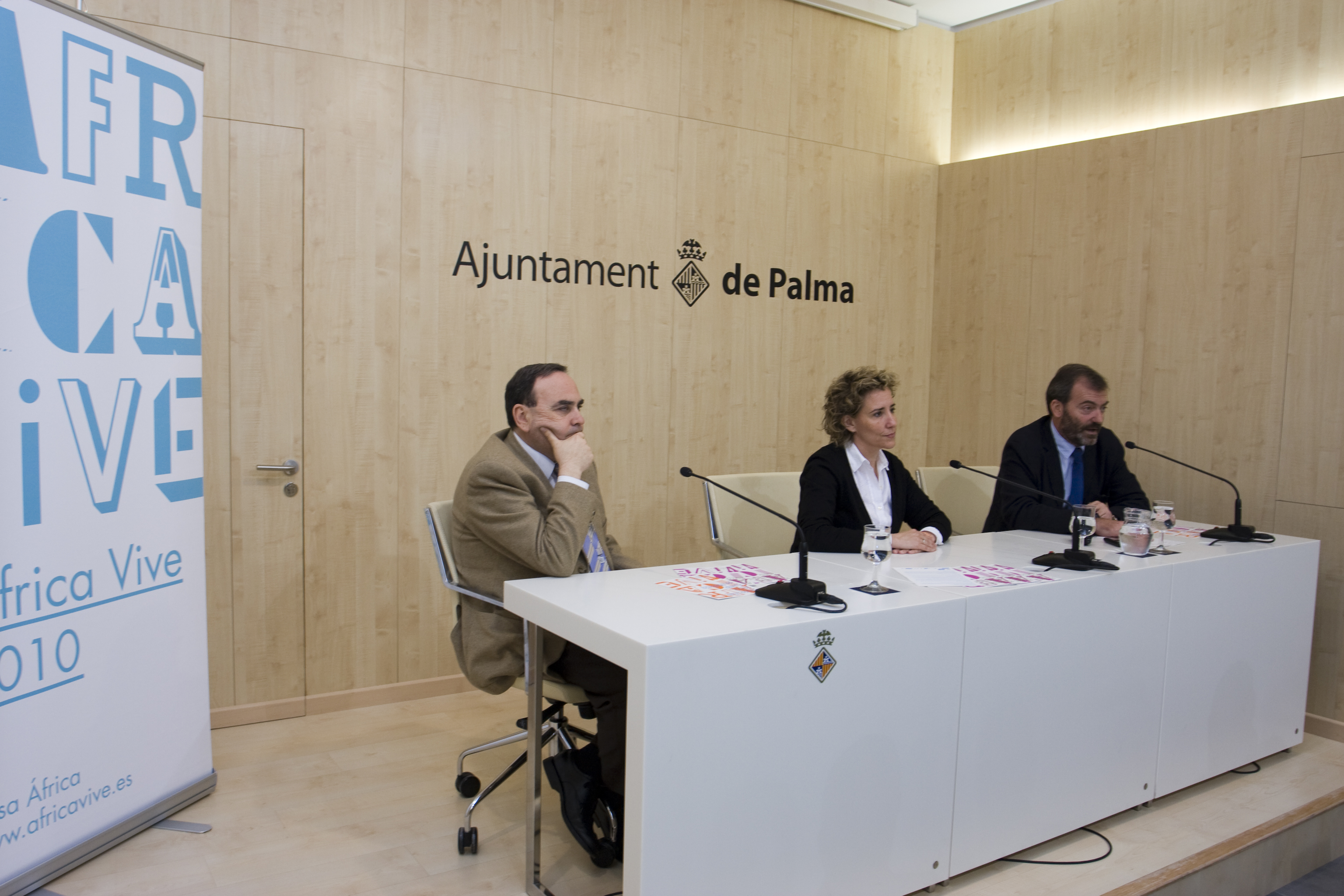 6. Presentación del programa África Vive 2010 en Palma de Mallorca. A la derecha: Ricardo Martínez Vázquez, Director General de Casa África