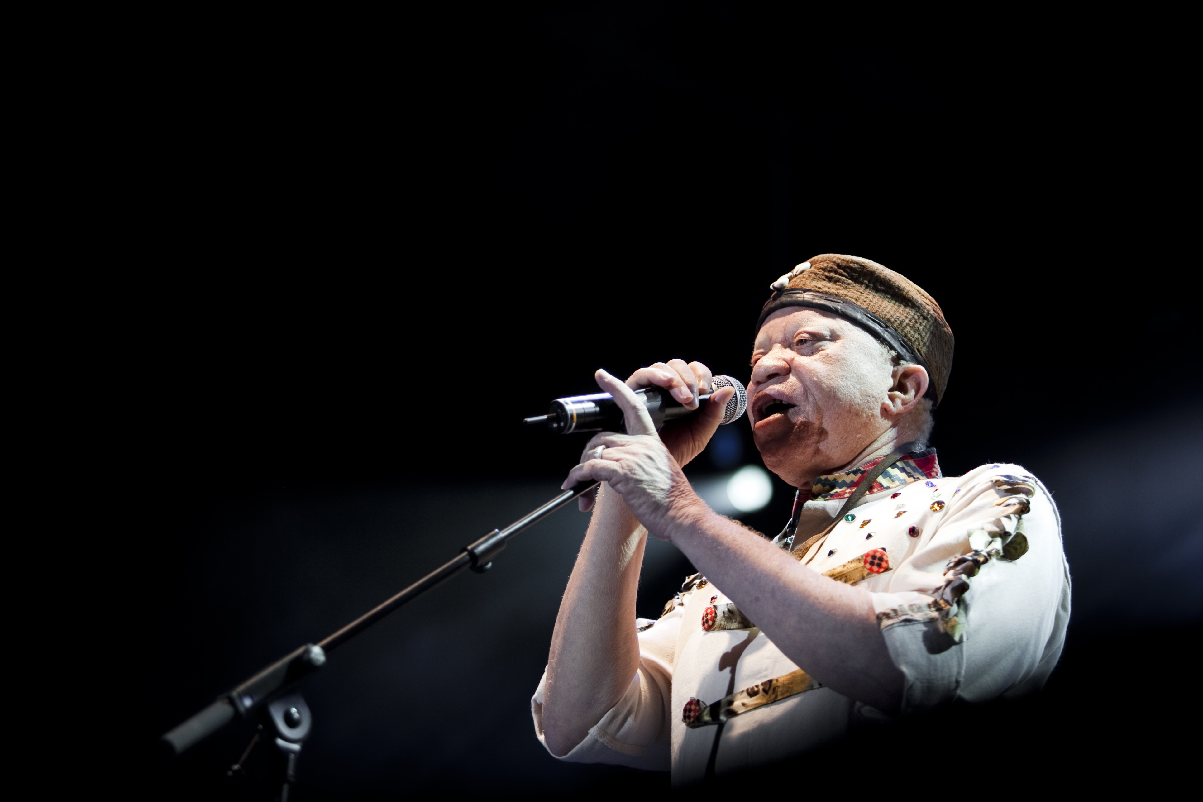 25. Actuación de  Salif Keita