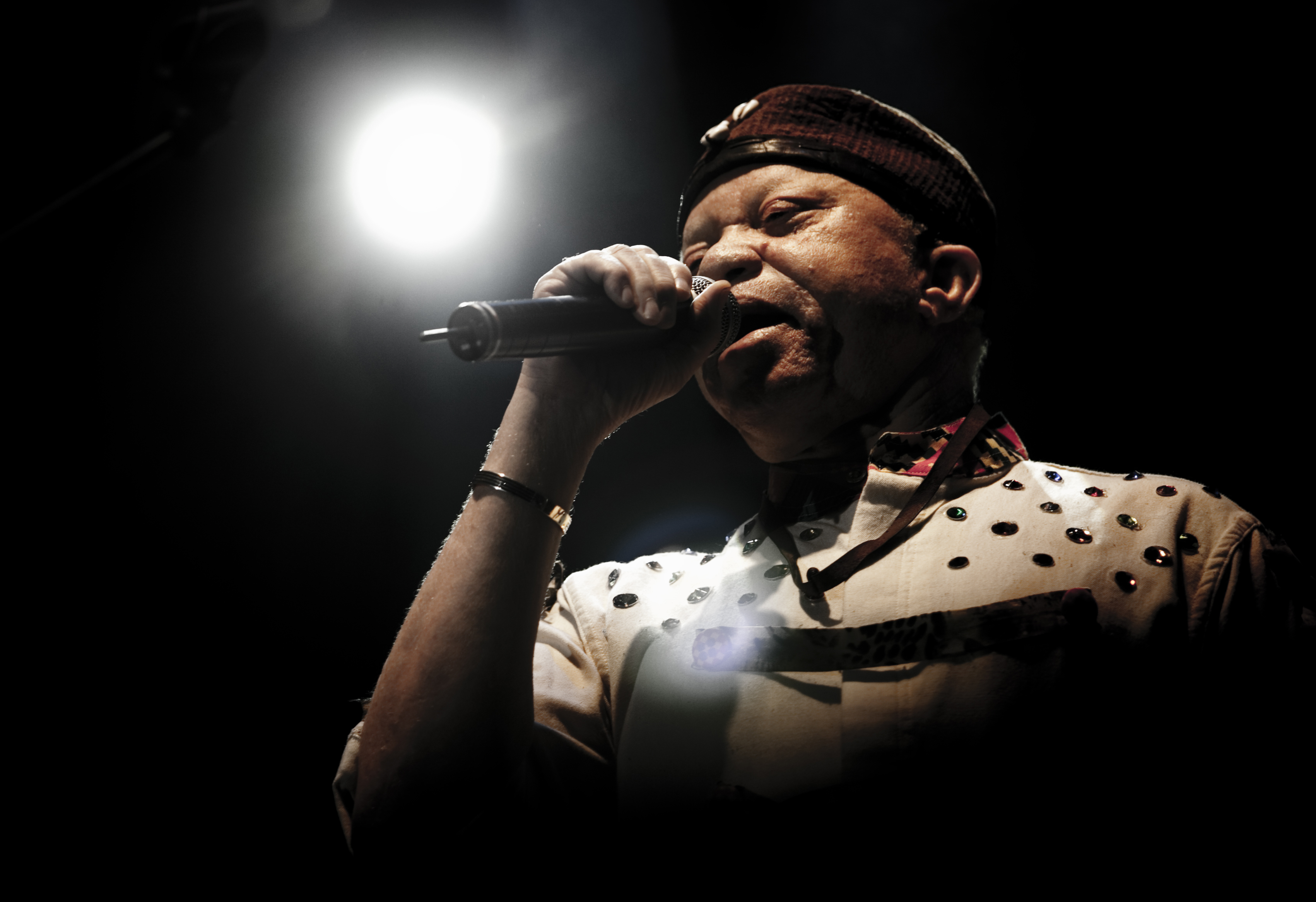 26. Actuación de  Salif Keita