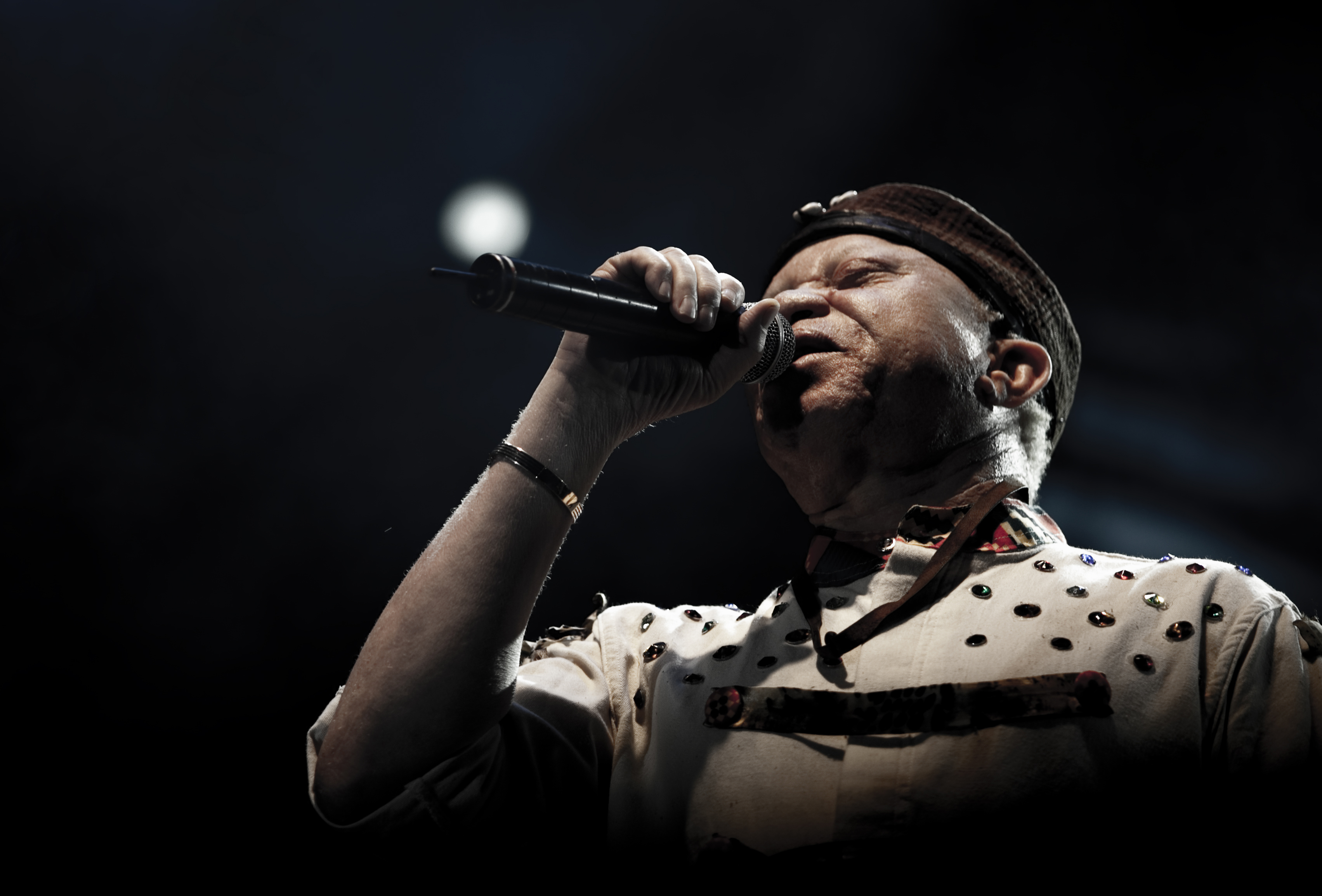 27. Actuación de  Salif Keita