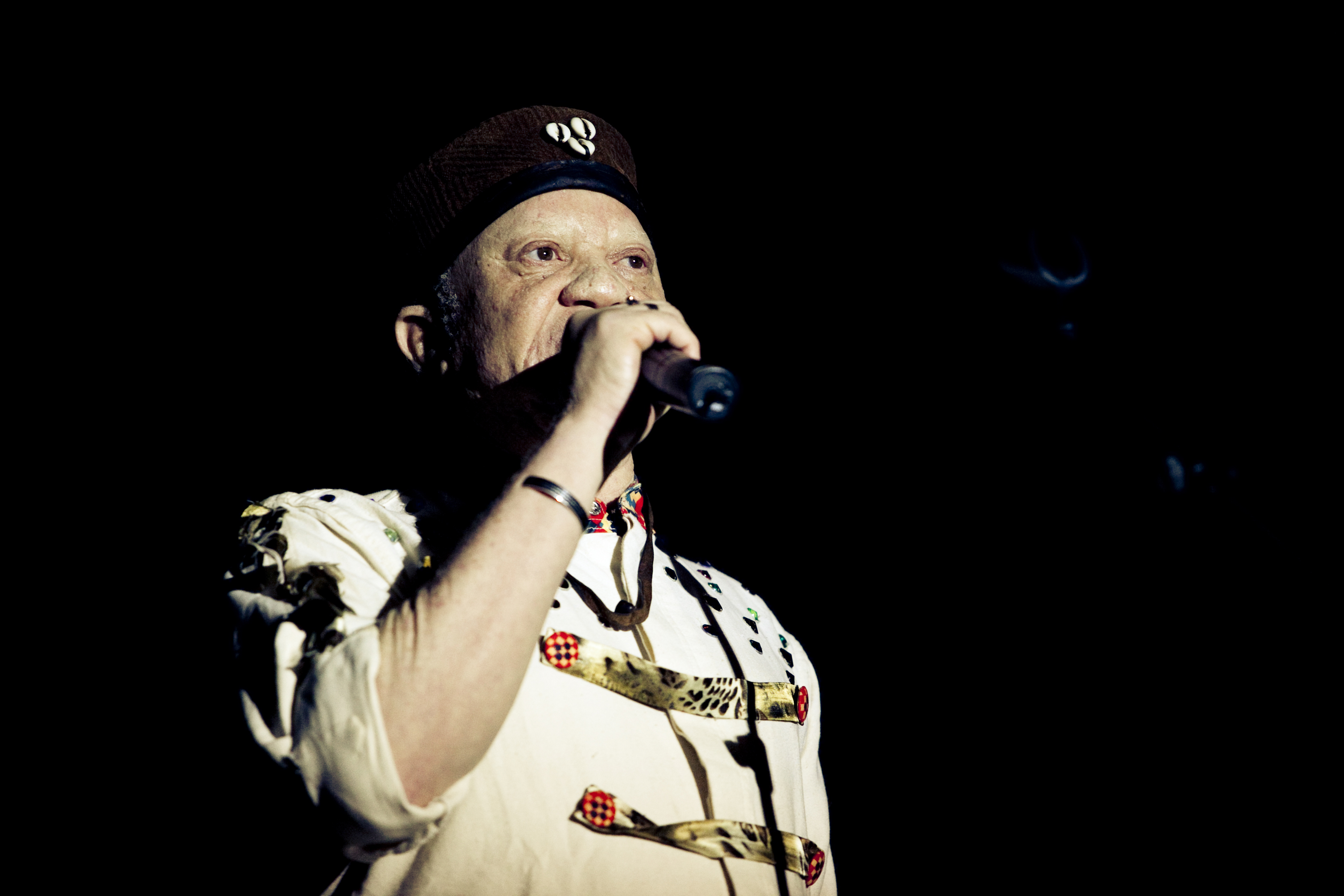 30. Actuación de  Salif Keita