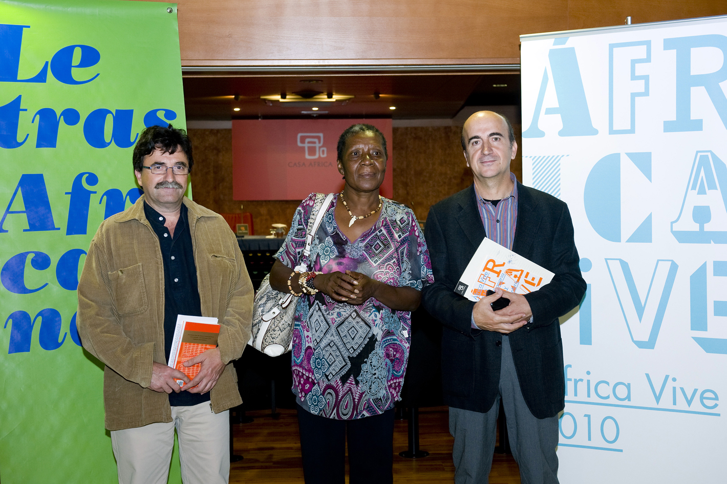 1. De izquierda a derecha: Antonio Lozano -Coordinador del programa 'Letras Africanas'-, María Nsue -escritora invitada-, José Luis Márquez, Gerente de Casa África