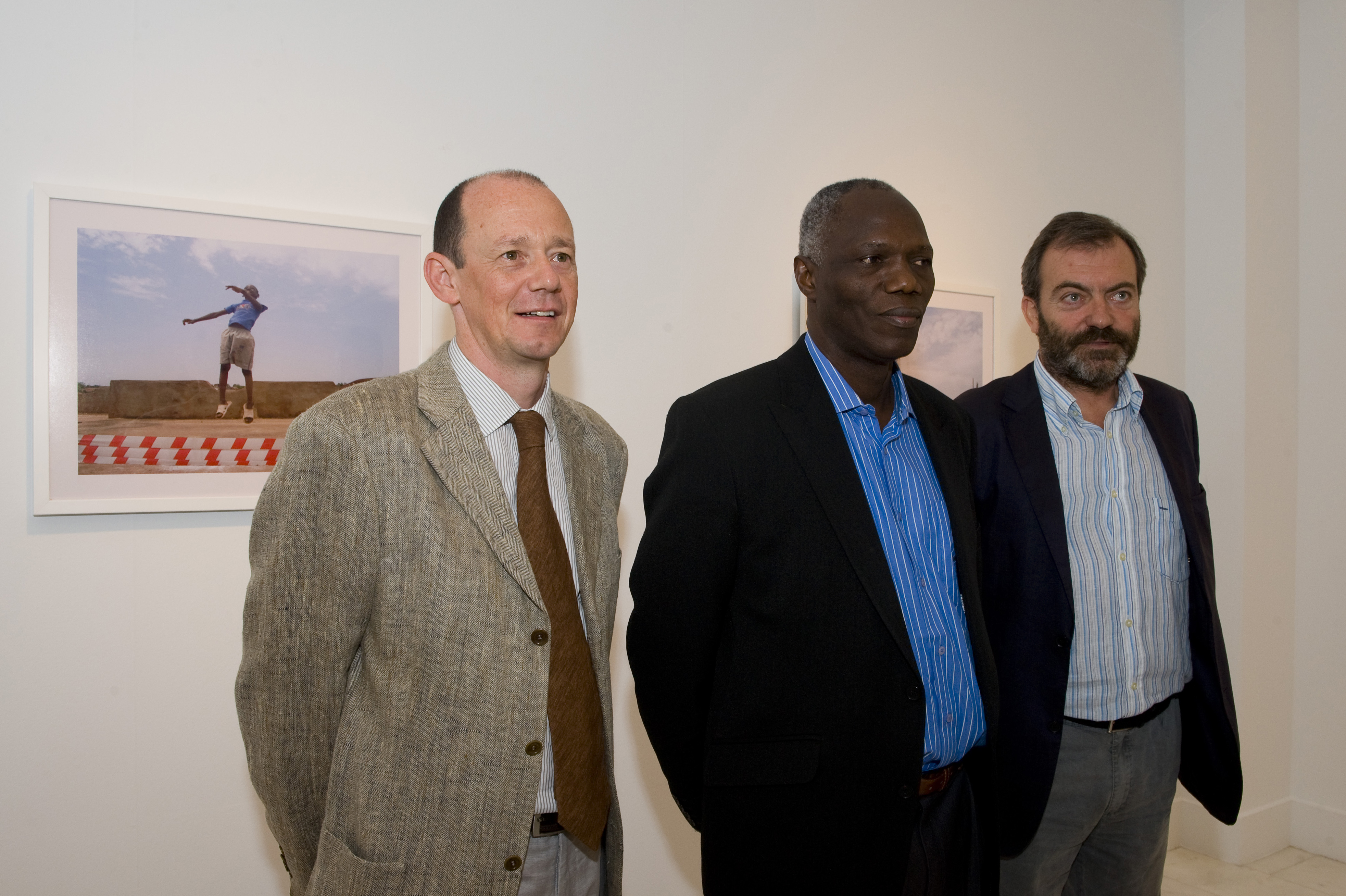 1. De izquierda a derecha: Christian Perazzone -Comisario de la exposición-, Abdoulaye Konaté -director -Artista maliense-, Ricardo Martínez Vázquez -Director General de Casa África-