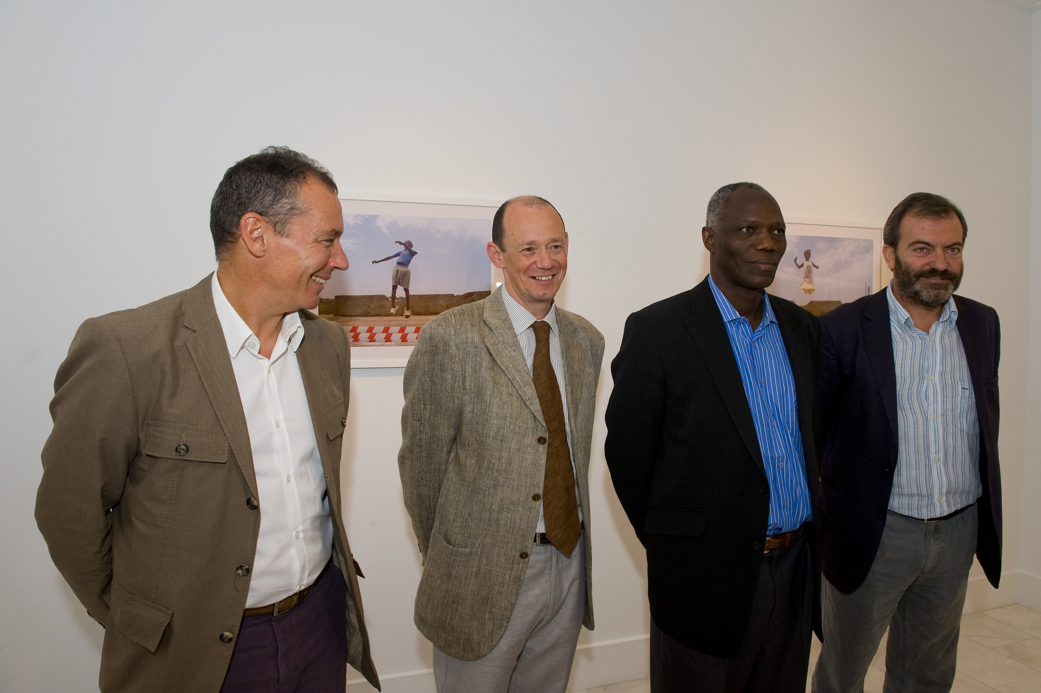2. De izquierda a derecha: Luis Padilla -Secretario General de Casa África-, Christian Perazzone -Comisario de la exposición-, Abdoulaye Konaté -director -Artista maliense-, Ricardo Martínez Vázquez -Director General de Casa África-