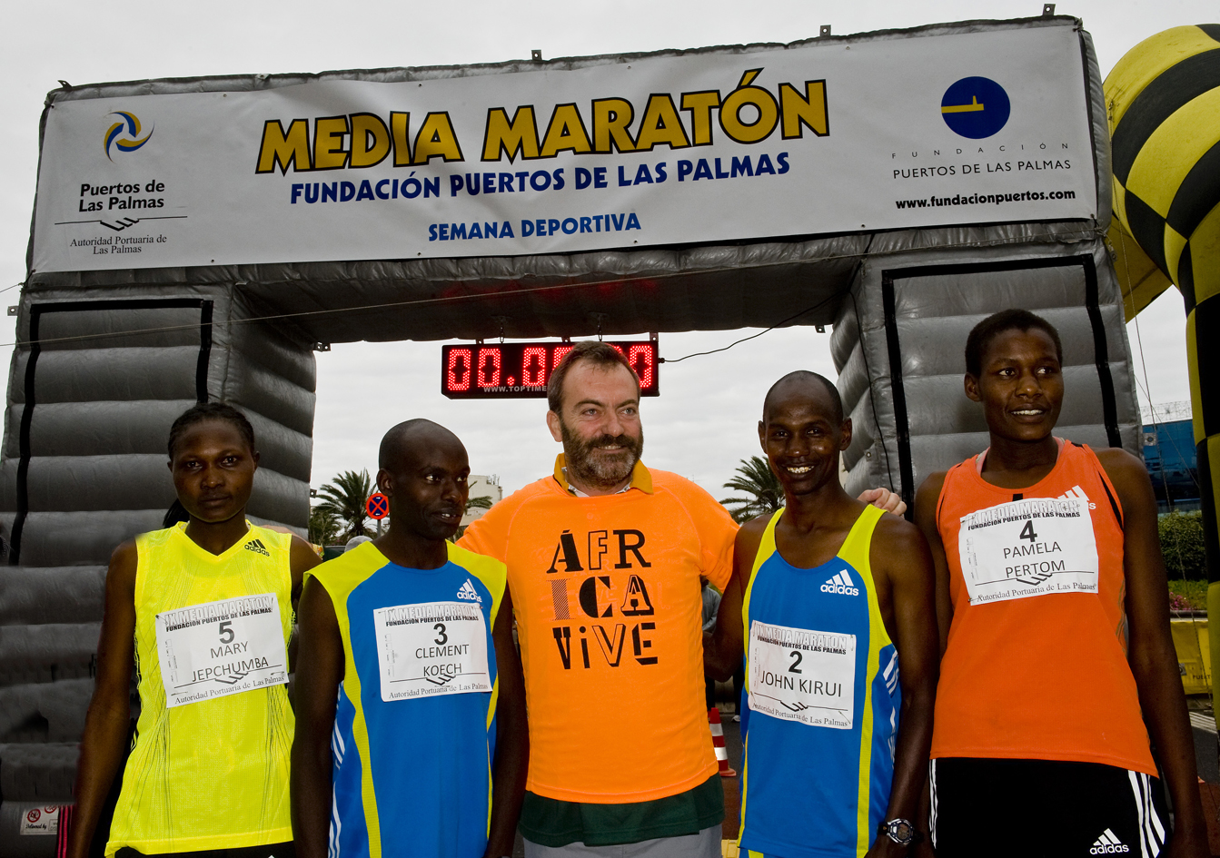 2. IX Media Maratón: de izquierda a derecha: Mary Jepchumia, Clement Koech, Ricardo Martínez Vázquez, Director General de Casa África, John Kirui y Pamela Perton