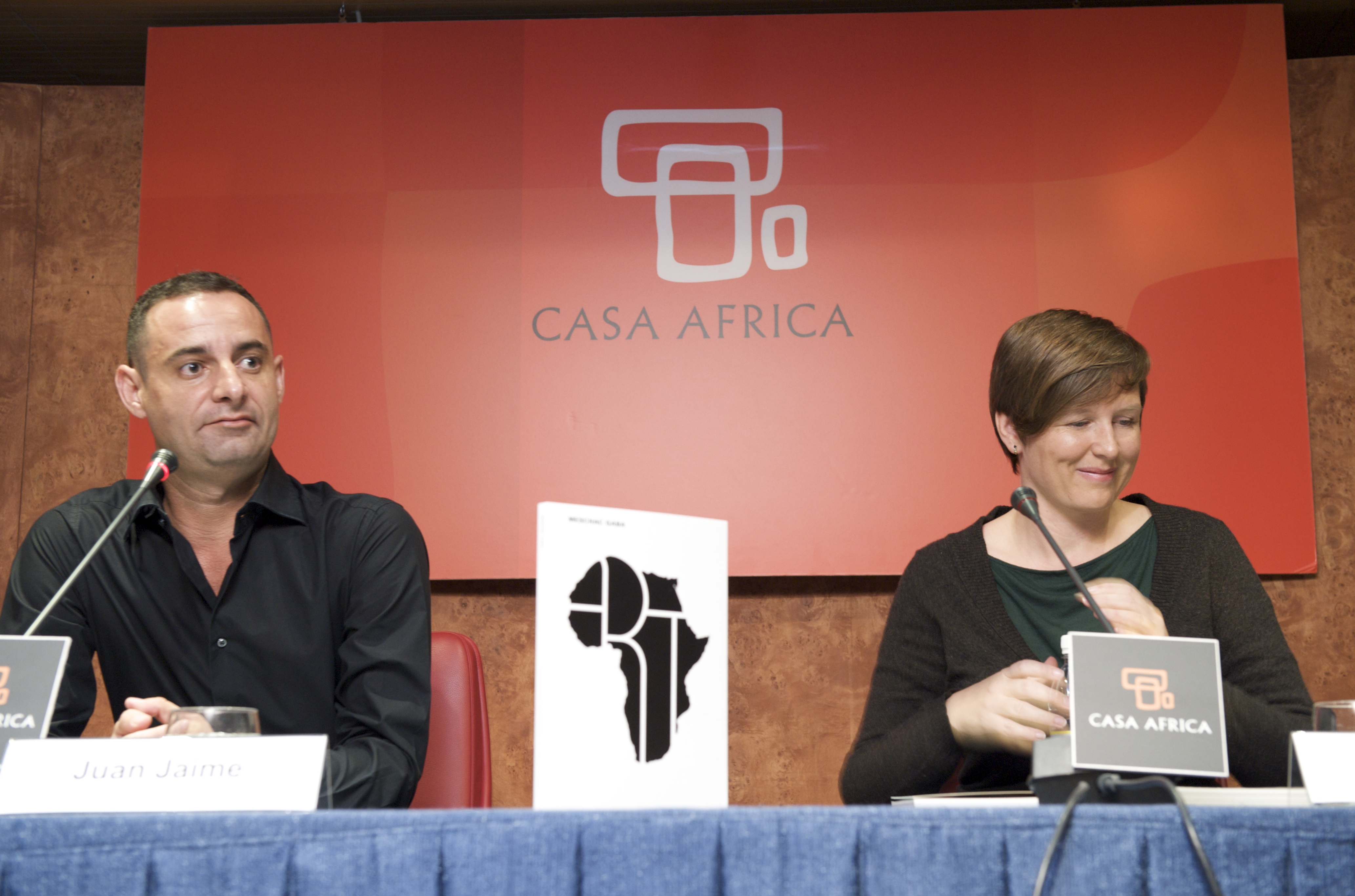 2. Presentación de Juan Jaime. Jefe del Área de Cultura y Educación de Casa África y Bianca Visser. Comisaria del CAAM