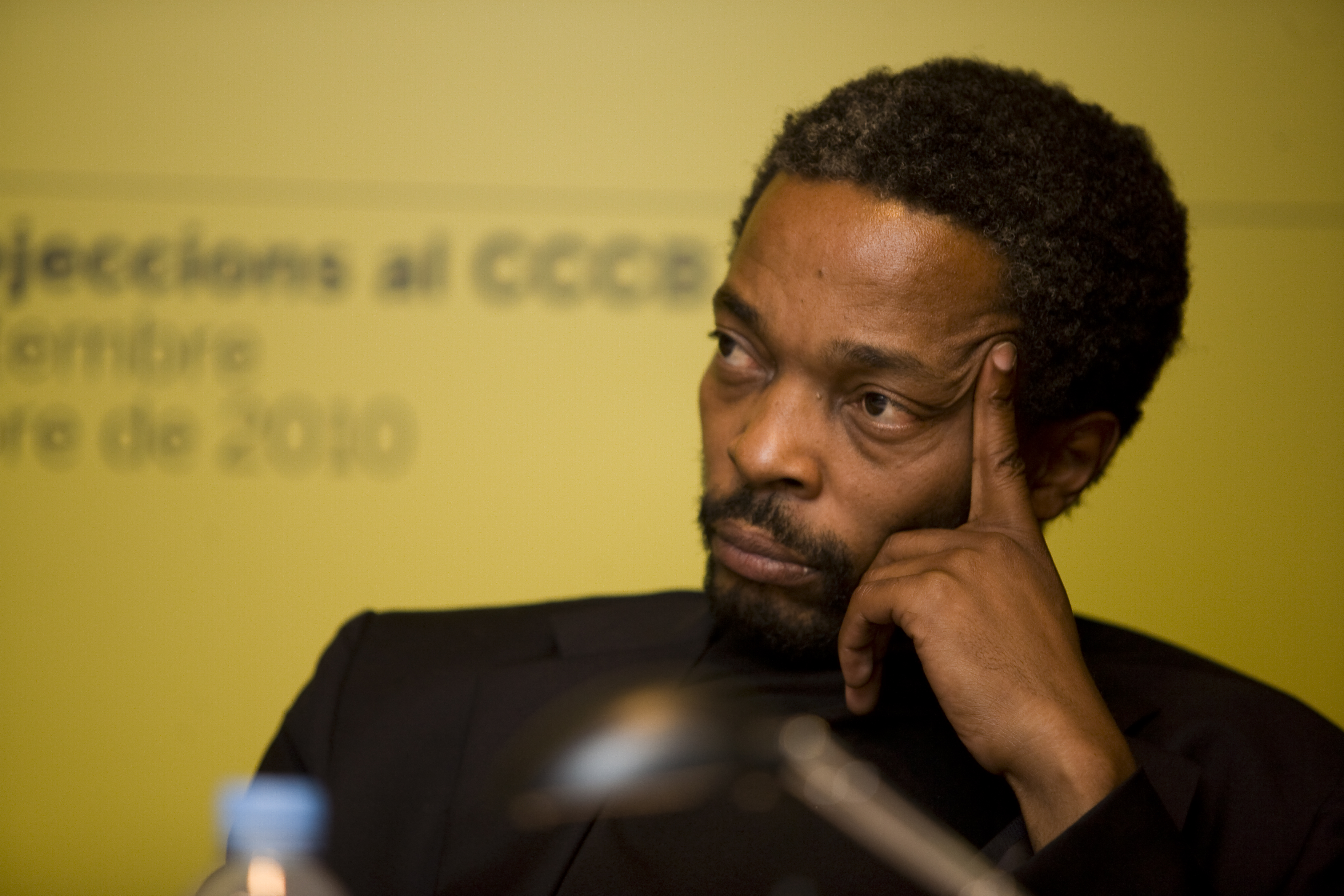 5. Simon Njami -escritor, crítico y comisario de arte-