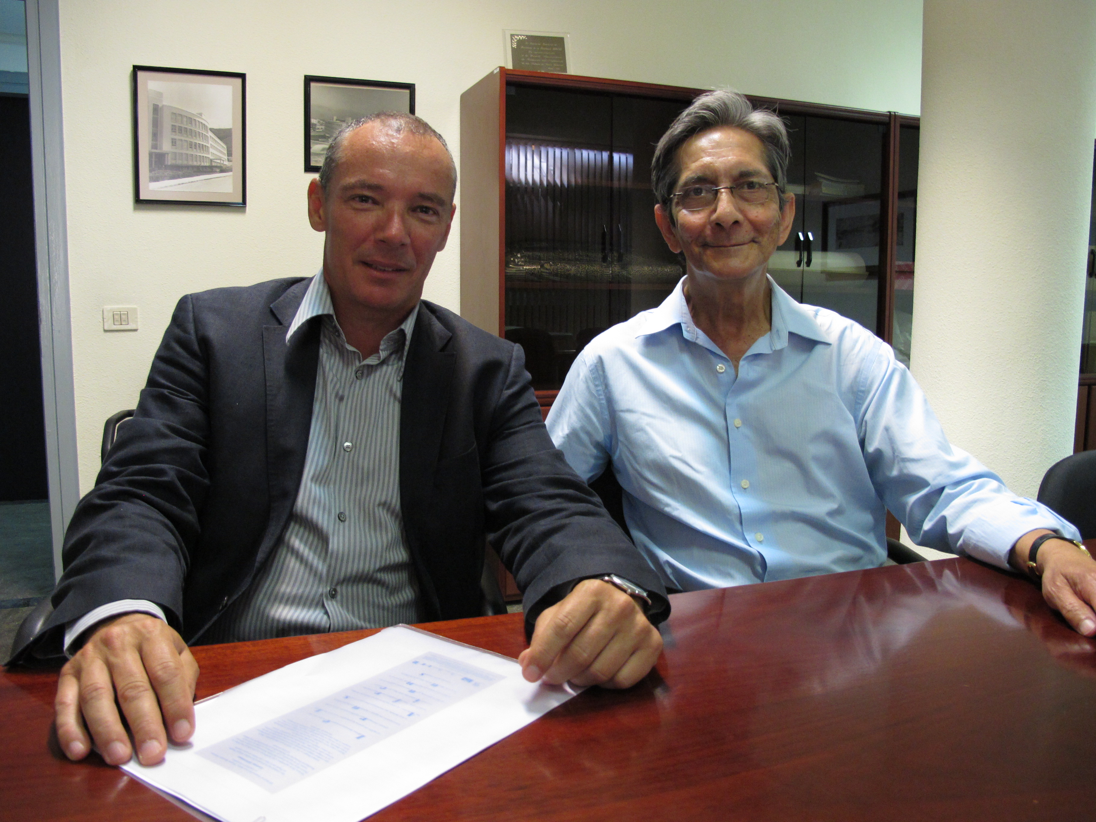 1. Luis Padilla, Secretario General de Casa África y Achmat Dangor, escritor y presidente de la Fundación Nelson Mandela, en Casa África