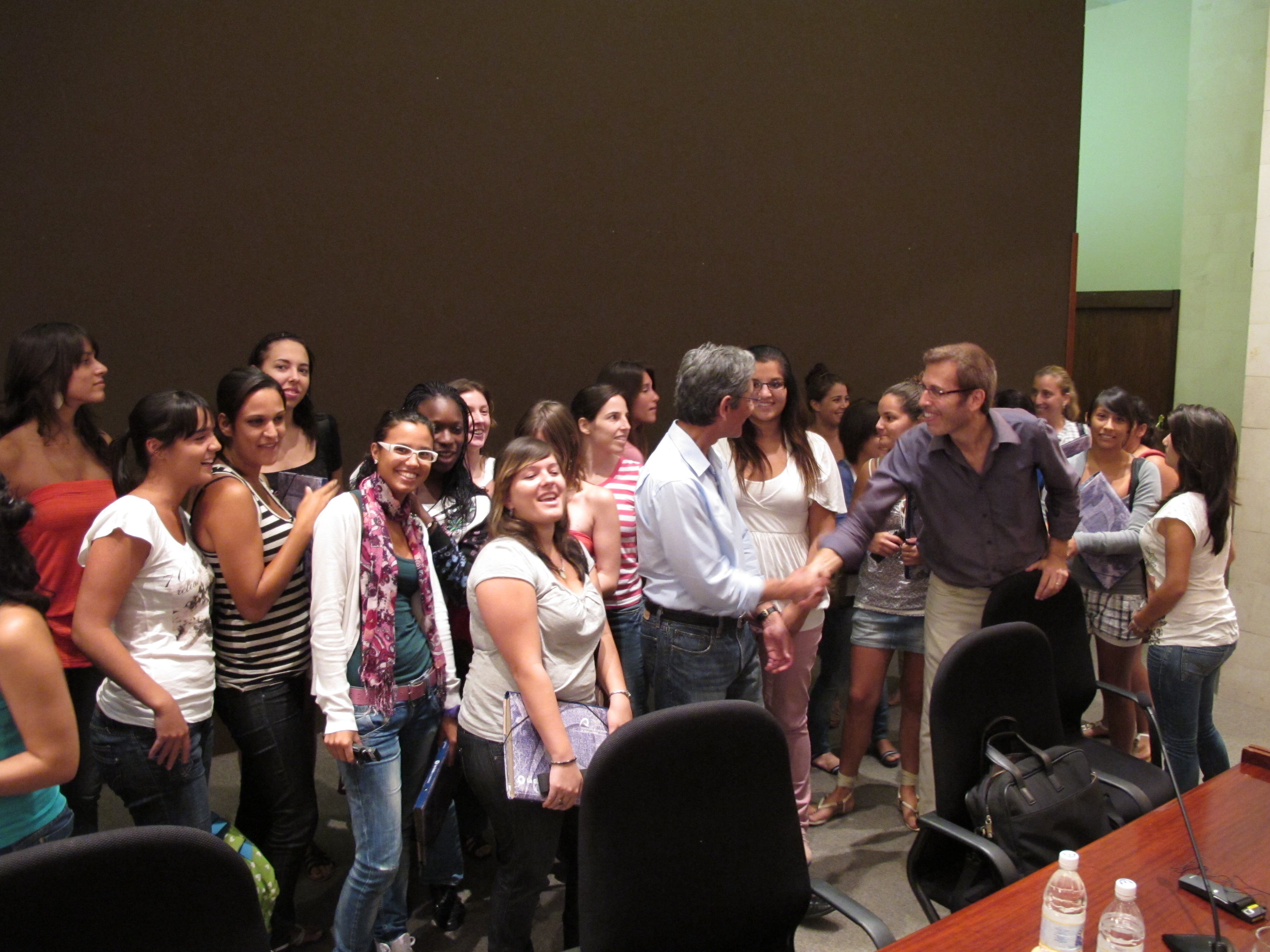 8. Achmat Dango, escritor y presidente de la Fundación Nelson Mandela con los estudiantes