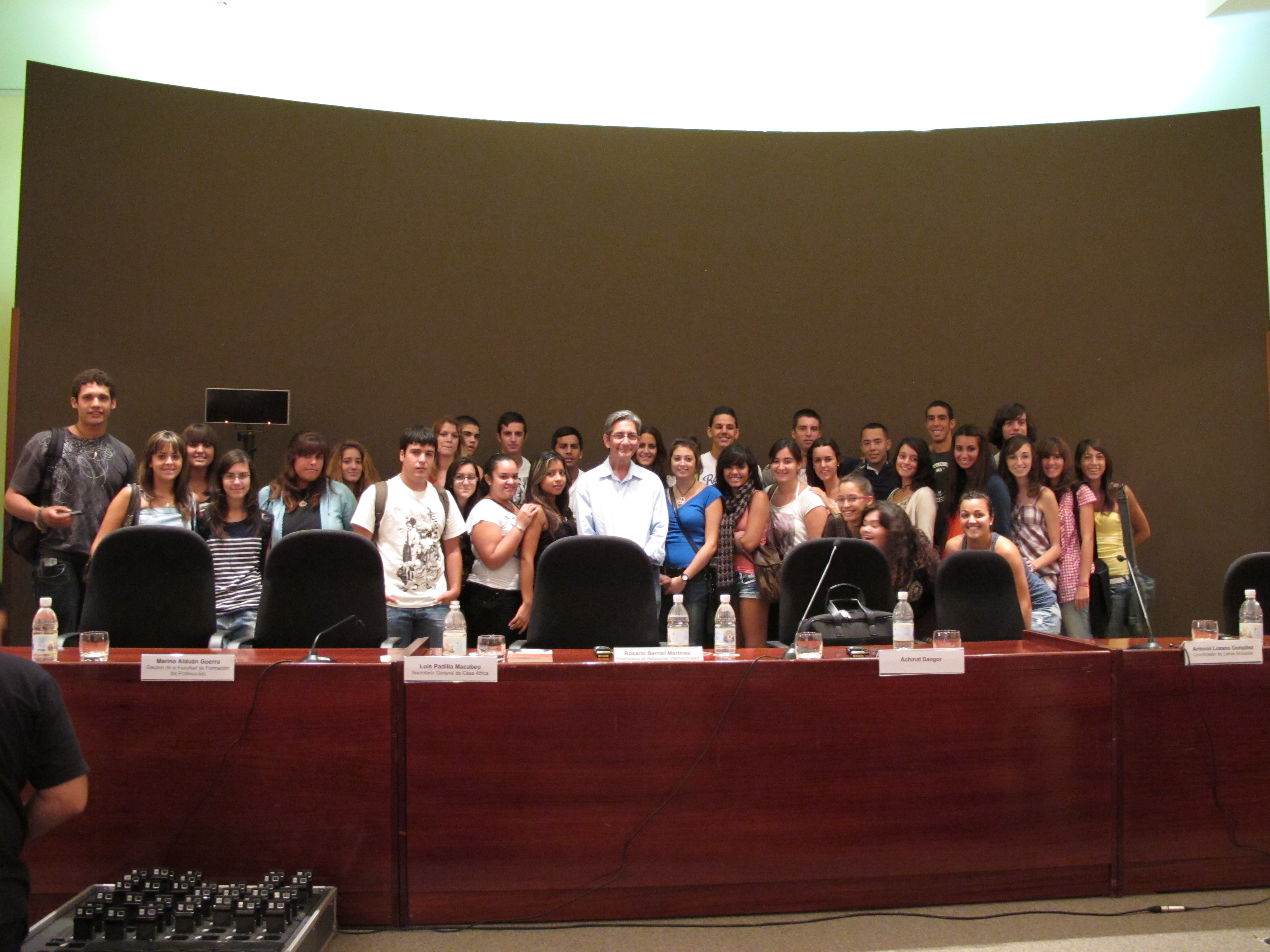 9. Achmat Dango, escritor y presidente de la Fundación Nelson Mandela con los estudiantes