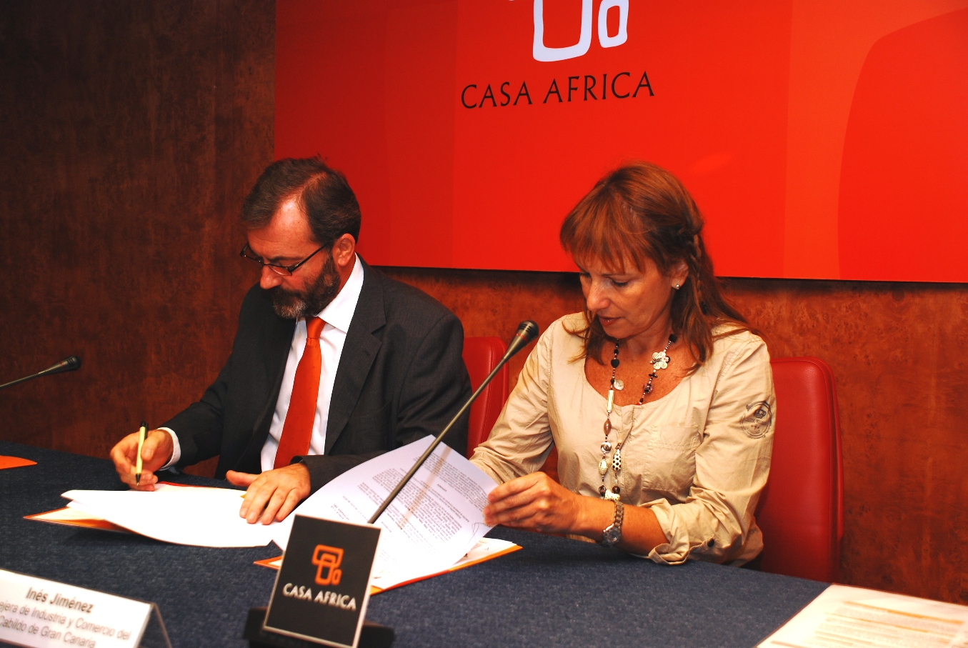 2. Ricardo Martínez Vázquez, Director General de Casa África e Inés Jiménez, consejera de Industria, Comercio  y Artesanía del Cabildo de Gran Canaria