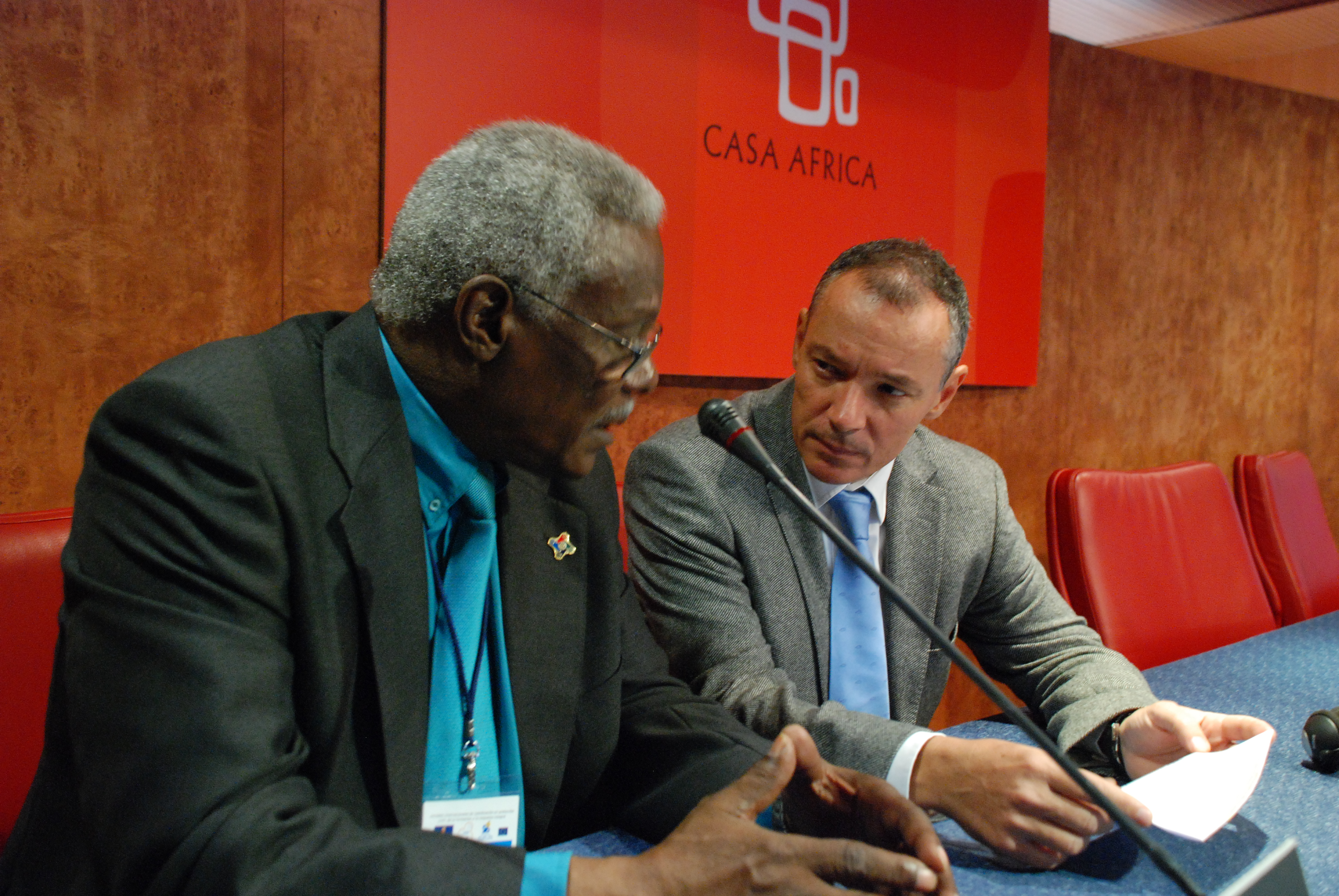 1. Mouhamed Fadel  Ould Aboudeberin, Alcalde de Nouadhibou – Mauritania y Luis Padilla, Secretario General de Casa África