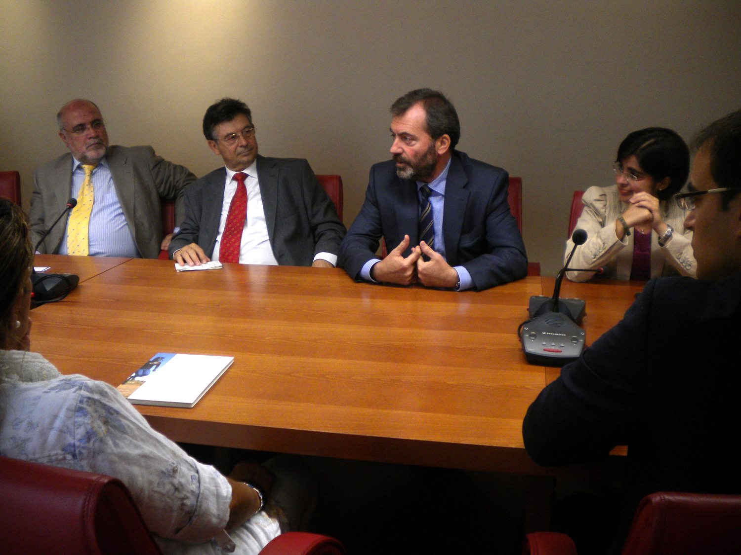 6. Ricardo Martínez Vázquez, Director General de Casa África, Carolina Darias, Delegada del Gobierno en Canarias y Vicente Oliva, Subdelegado del Gobierno en Canarias  con los directores del PMA