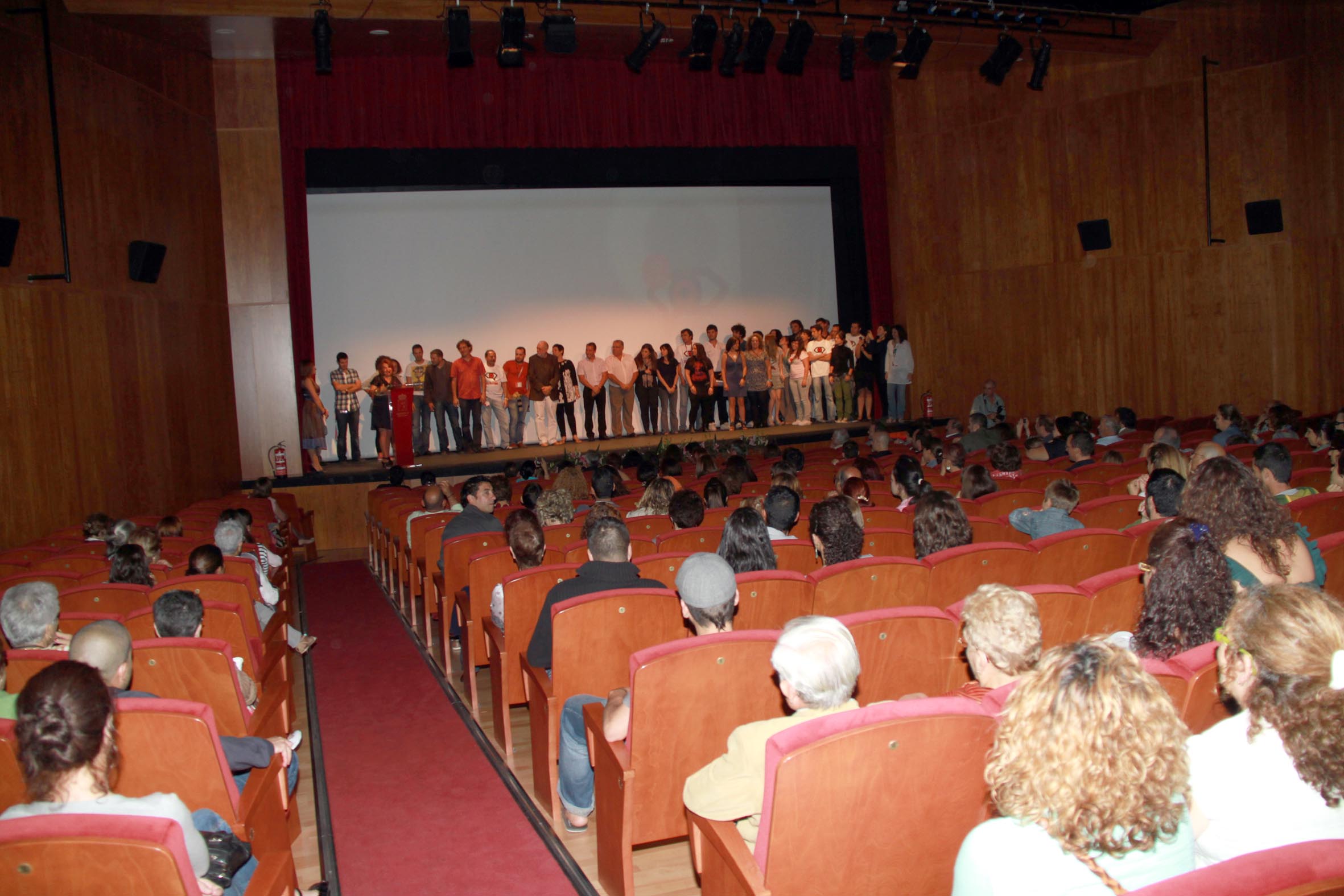 14. Staff y voluntarios sobre el escenario