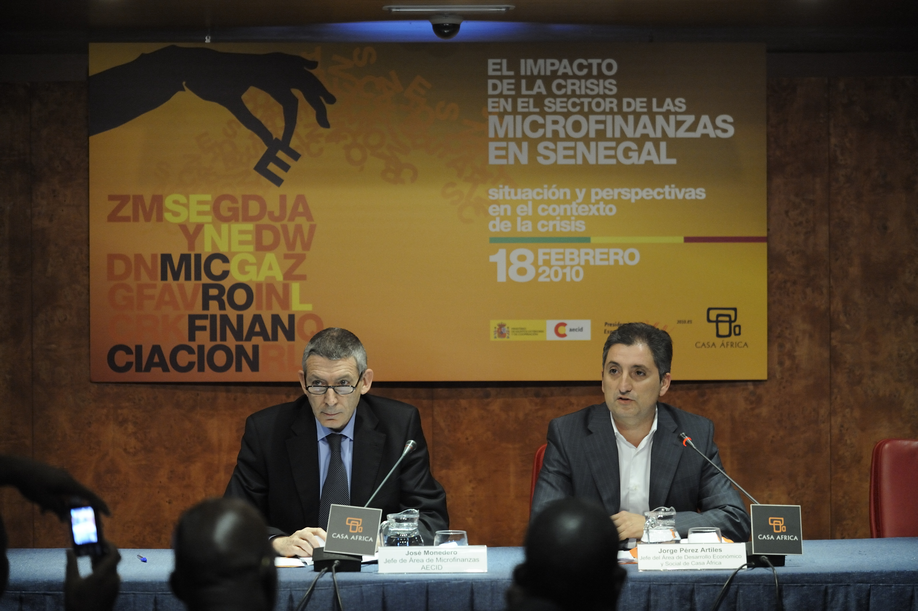 1. José Monedero, Jefe de Área de Microfinanzas AECID y Jorge Pérez Artiles, Jefe de Área de Relaciones Económicas y Asuntos Sociales de Casa África