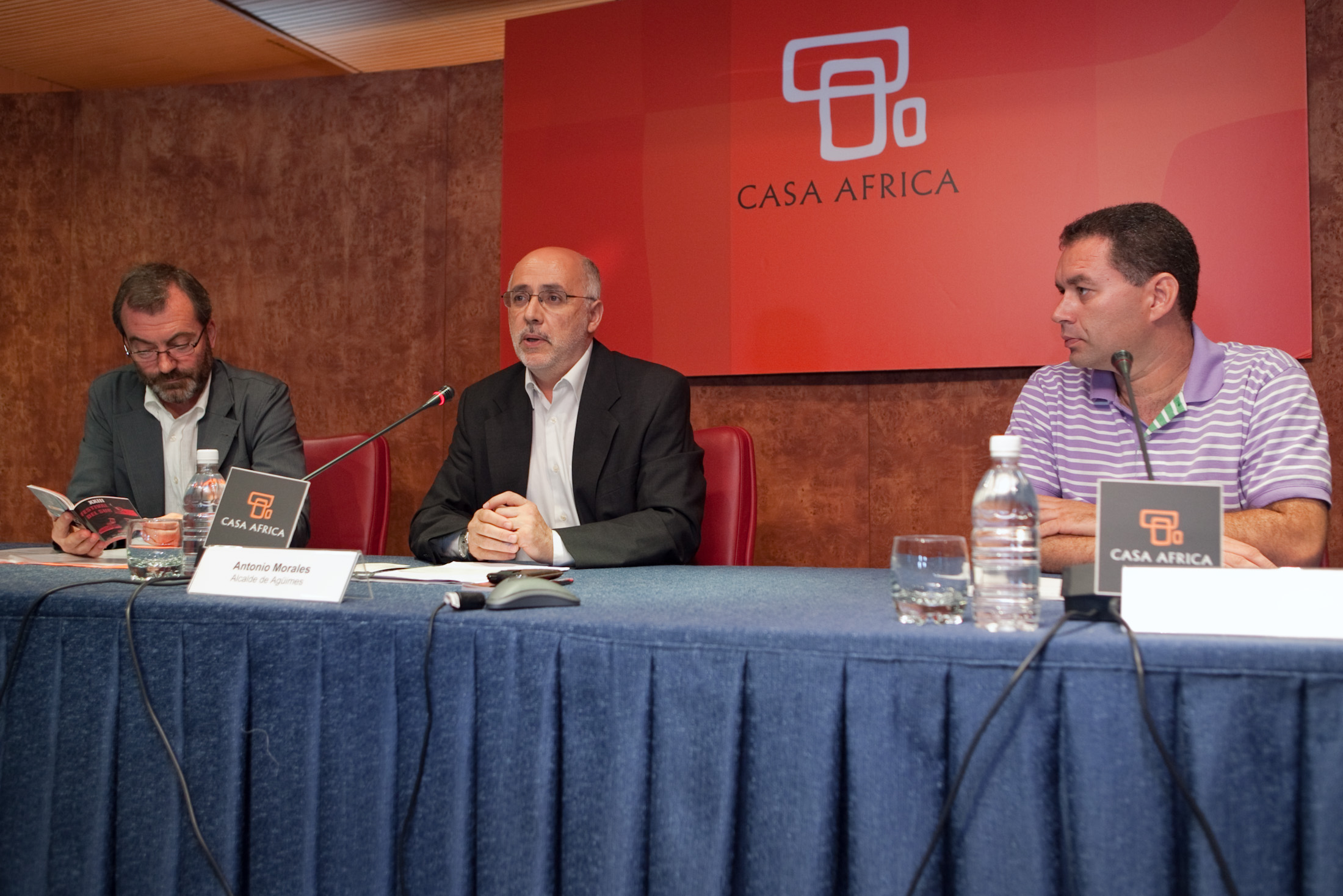 1. Rueda de prensa: Ricardo Martínez Vázquez, Director General de Casa África, Antonio Morales, Alcalde del Ayuntamiento de Agüimes y Francisco González, Consejal de Cultura del Ayuntamiento de Agüimes