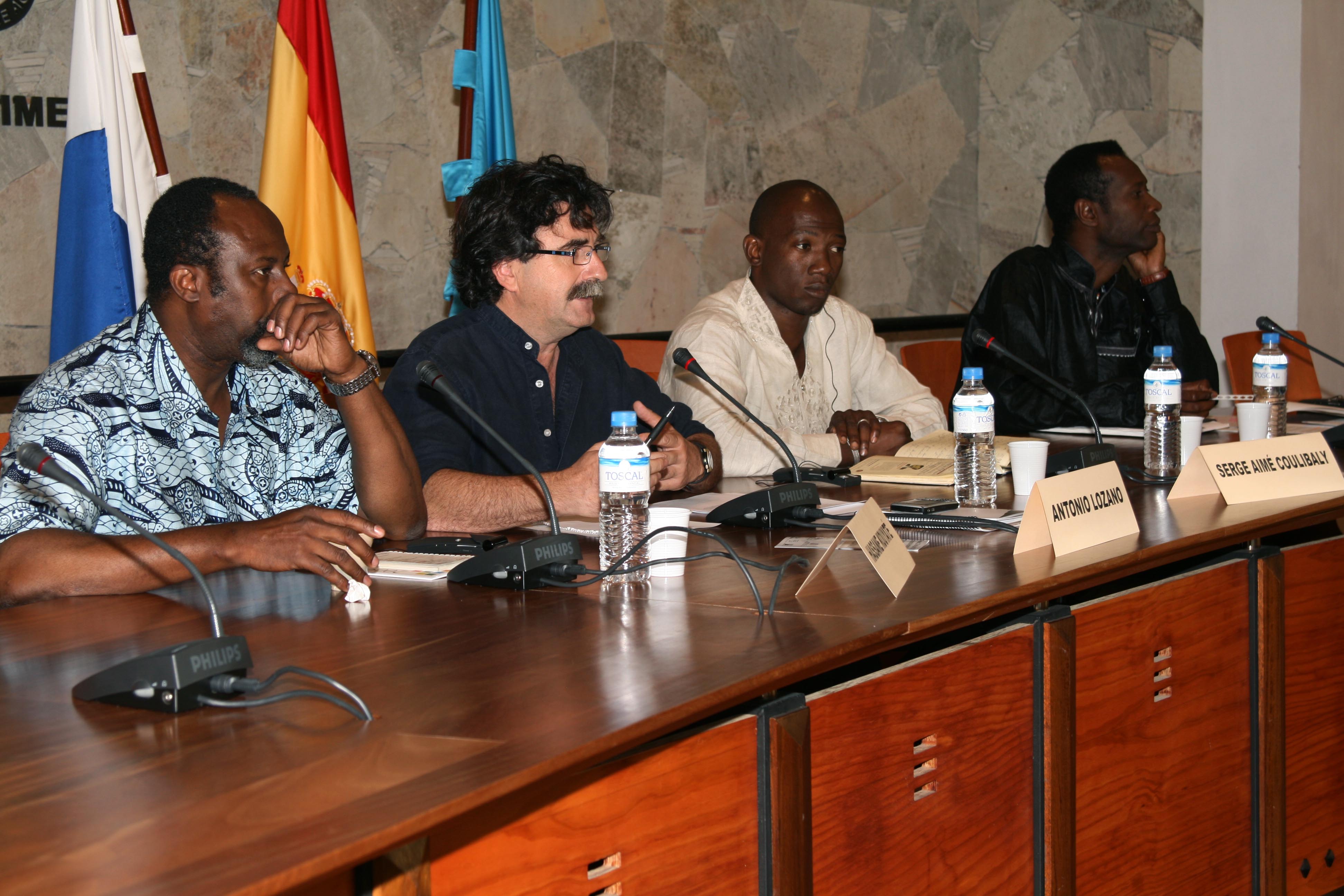 14. Hassane Kouyaté, artista, Antonio Lozano, escritor, Director del Festival y Coordinador del programa Letras Africanas, Serge Aimé Coulibaly, artista y Aziz Fall, intelectual