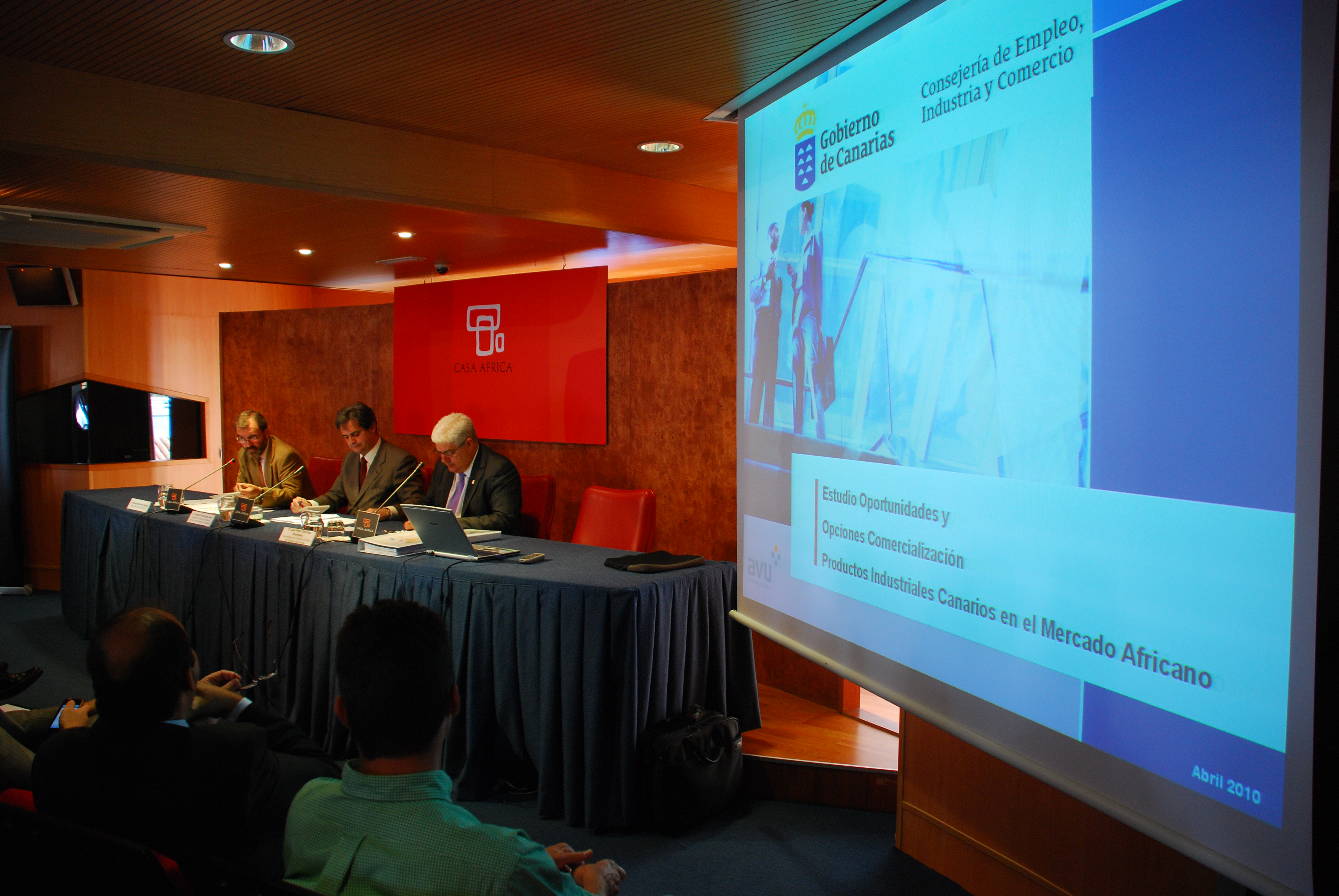 4. Ricardo Martínez Vázquez, Director General de Casa África, Jorge Rodríguez, Consejero de Empleo, Industria y Comercio del Gobierno de Canarias y Juan Pedro Sánchez Rodríguez, Viceconsejero de Industria y Energía del Gobierno de Canarias