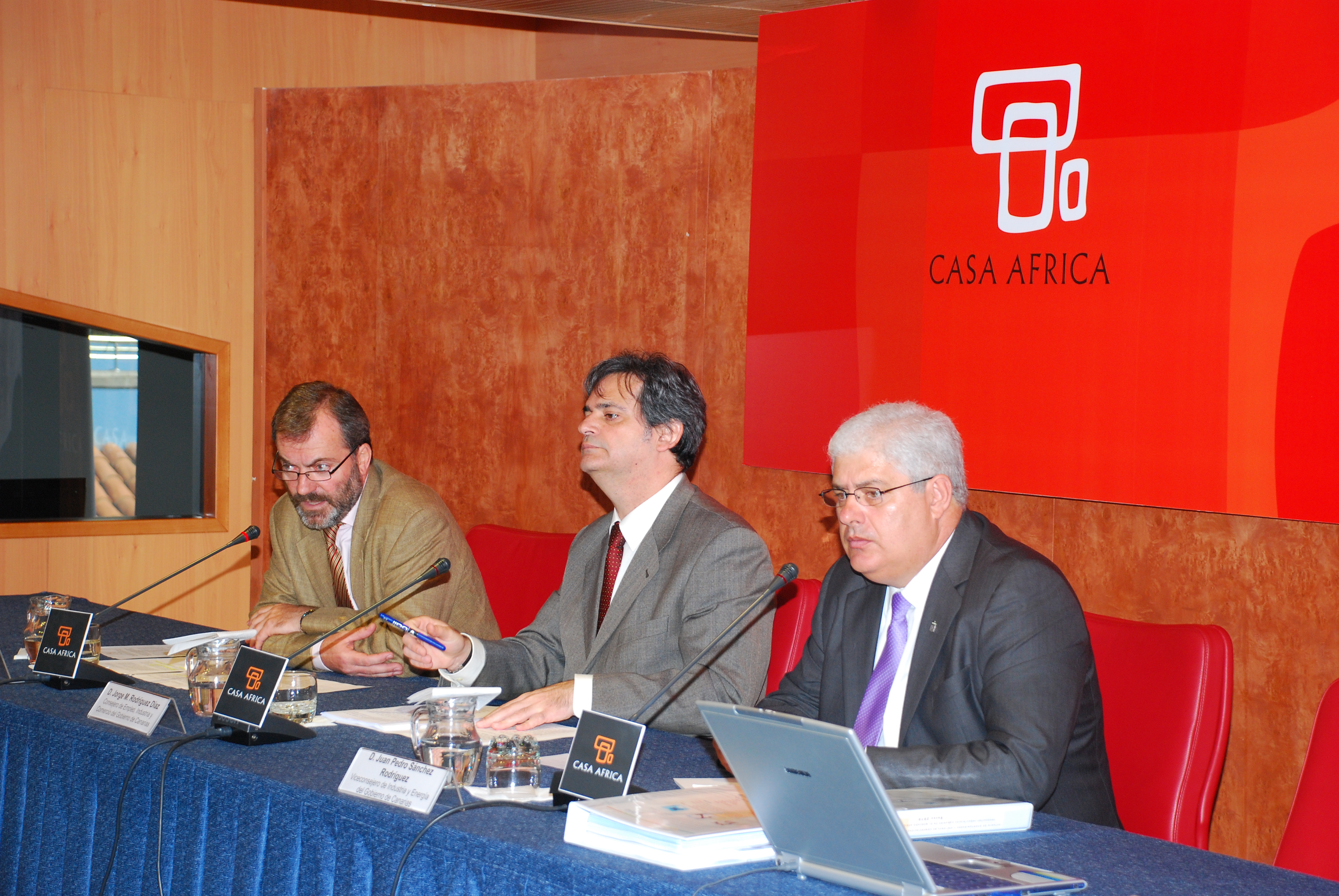 Ricardo Martínez Vázquez, Director General de Casa África, Jorge Rodríguez, Consejero de Empleo, Industria y Comercio del Gobierno de Canarias y Juan Pedro Sánchez Rodríguez, Viceconsejero de Industria y Energía del Gobierno de Canarias